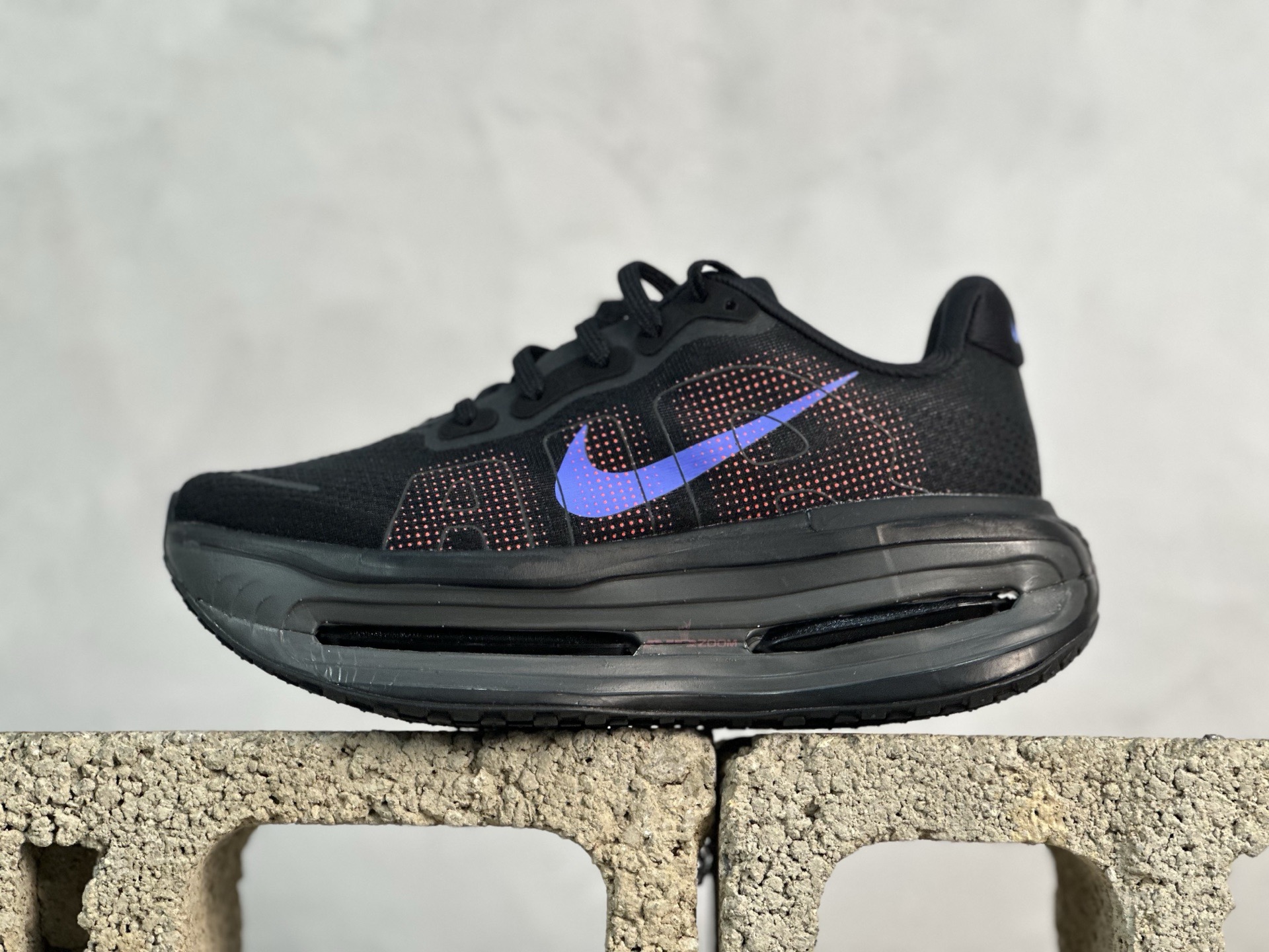 DIY 放店私 NIKE VOMERO PREMIUM全掌气垫缓震网面运动跑鞋S2纯原生产线出品Nike 运用 Air技术专利,推出 Nike Pegasus Premium,沿用经典 Pegasus 系列产品深受跑者喜爱的缓震功能,并配置 Nike 首款可见式塑形 Air Zoom 气垫. 全掌可见的AirZoom首次在Pegasus系列中出现,模仿了Vaporfly的碳板曲线,增强了跑步时的流畅过渡. 货号:HM5973-001 (半)