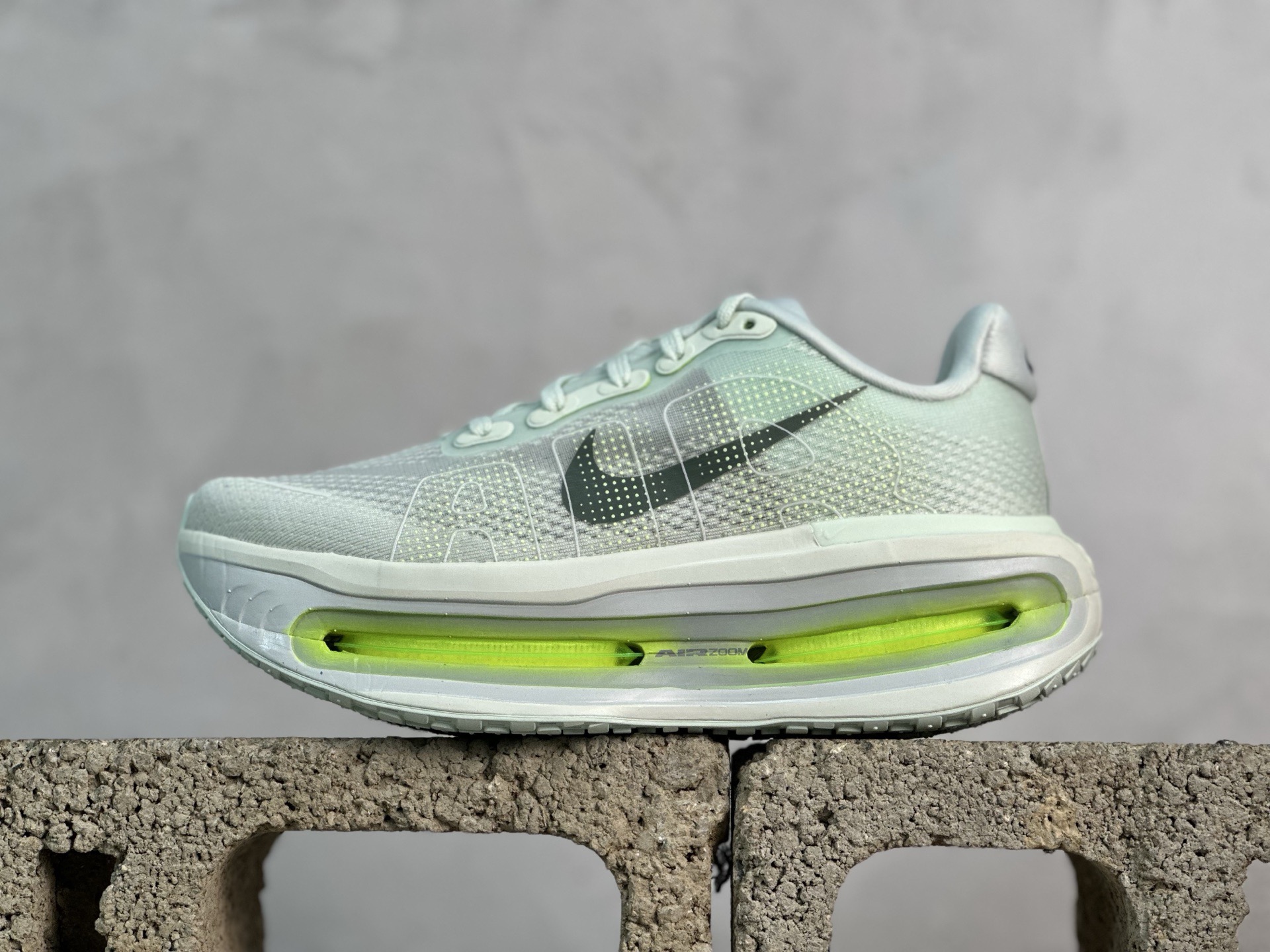 DIY 放店私 NIKE VOMERO PREMIUM全掌气垫缓震网面运动跑鞋S2纯原生产线出品Nike 运用 Air技术专利,推出 Nike Pegasus Premium,沿用经典 Pegasus 系列产品深受跑者喜爱的缓震功能,并配置 Nike 首款可见式塑形 Air Zoom 气垫. 全掌可见的AirZoom首次在Pegasus系列中出现,模仿了Vaporfly的碳板曲线,增强了跑步时的流畅过渡. 货号:HQ2050 300 (半)