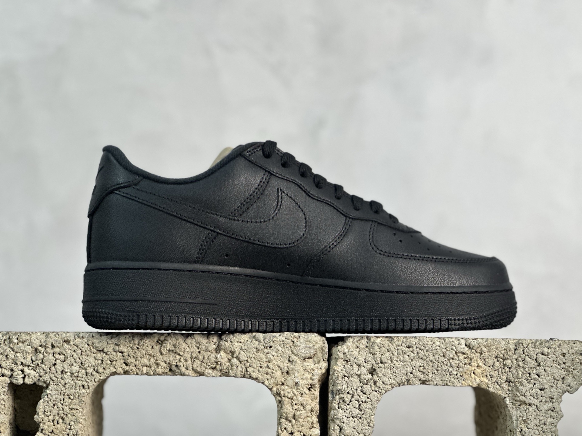 Max💰240 放店私
原厂皮  Supreme x Nike Air Force 1 黑色

货号：CU9225-001
尺码：35.5 36 36.5 37 37.5 38 38.5 39 40 40.5 41 42 42.5 43 44 44.5 45 46 46.5 47.5