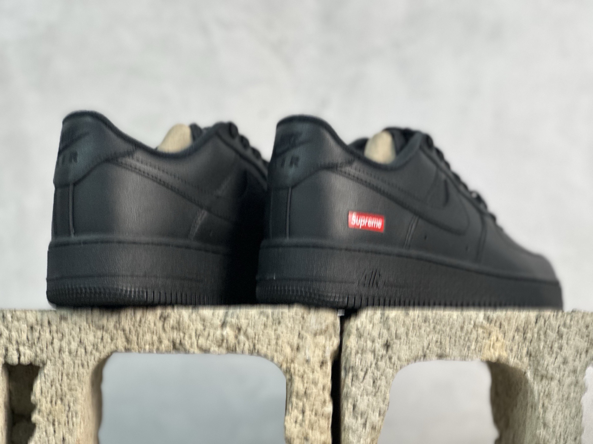 Max💰240 放店私
原厂皮  Supreme x Nike Air Force 1 黑色

货号：CU9225-001
尺码：35.5 36 36.5 37 37.5 38 38.5 39 40 40.5 41 42 42.5 43 44 44.5 45 46 46.5 47.5