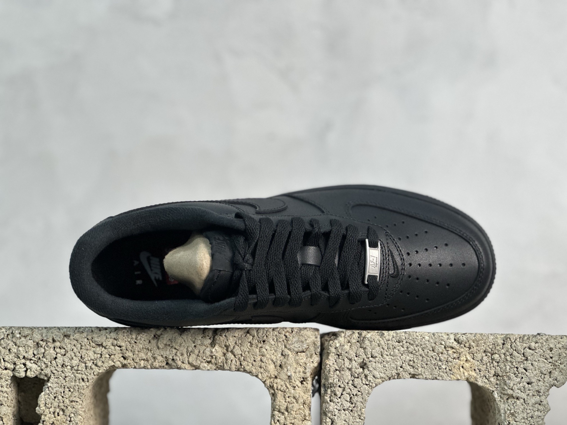 Max💰240 放店私
原厂皮  Supreme x Nike Air Force 1 黑色

货号：CU9225-001
尺码：35.5 36 36.5 37 37.5 38 38.5 39 40 40.5 41 42 42.5 43 44 44.5 45 46 46.5 47.5