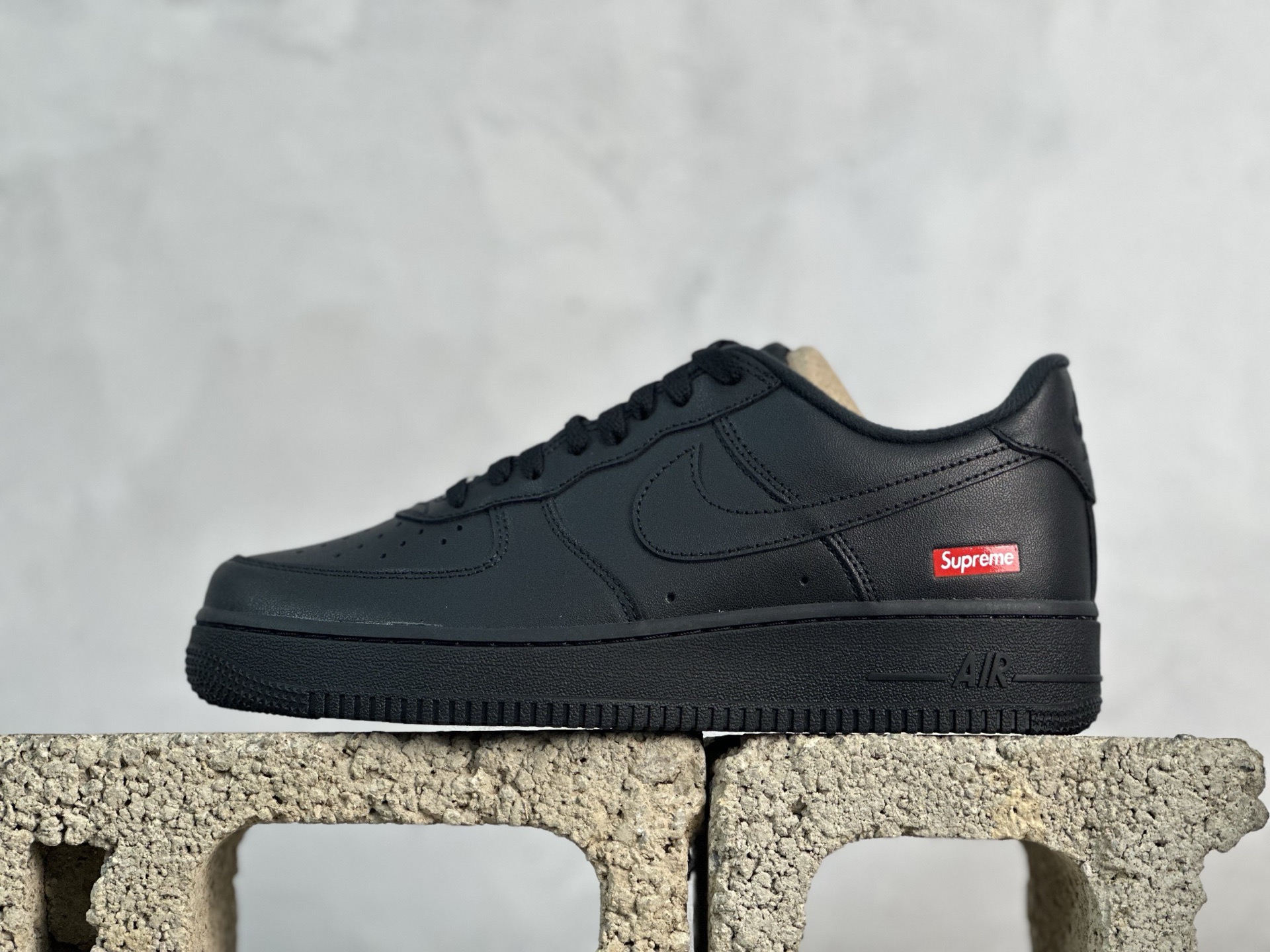 Max💰240 放店私
原厂皮  Supreme x Nike Air Force 1 黑色

货号：CU9225-001
尺码：35.5 36 36.5 37 37.5 38 38.5 39 40 40.5 41 42 42.5 43 44 44.5 45 46 46.5 47.5