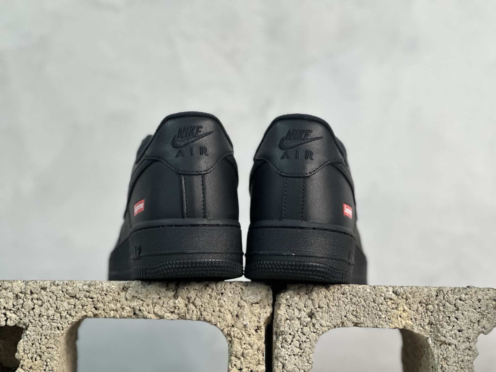Max💰240 放店私
原厂皮  Supreme x Nike Air Force 1 黑色

货号：CU9225-001
尺码：35.5 36 36.5 37 37.5 38 38.5 39 40 40.5 41 42 42.5 43 44 44.5 45 46 46.5 47.5