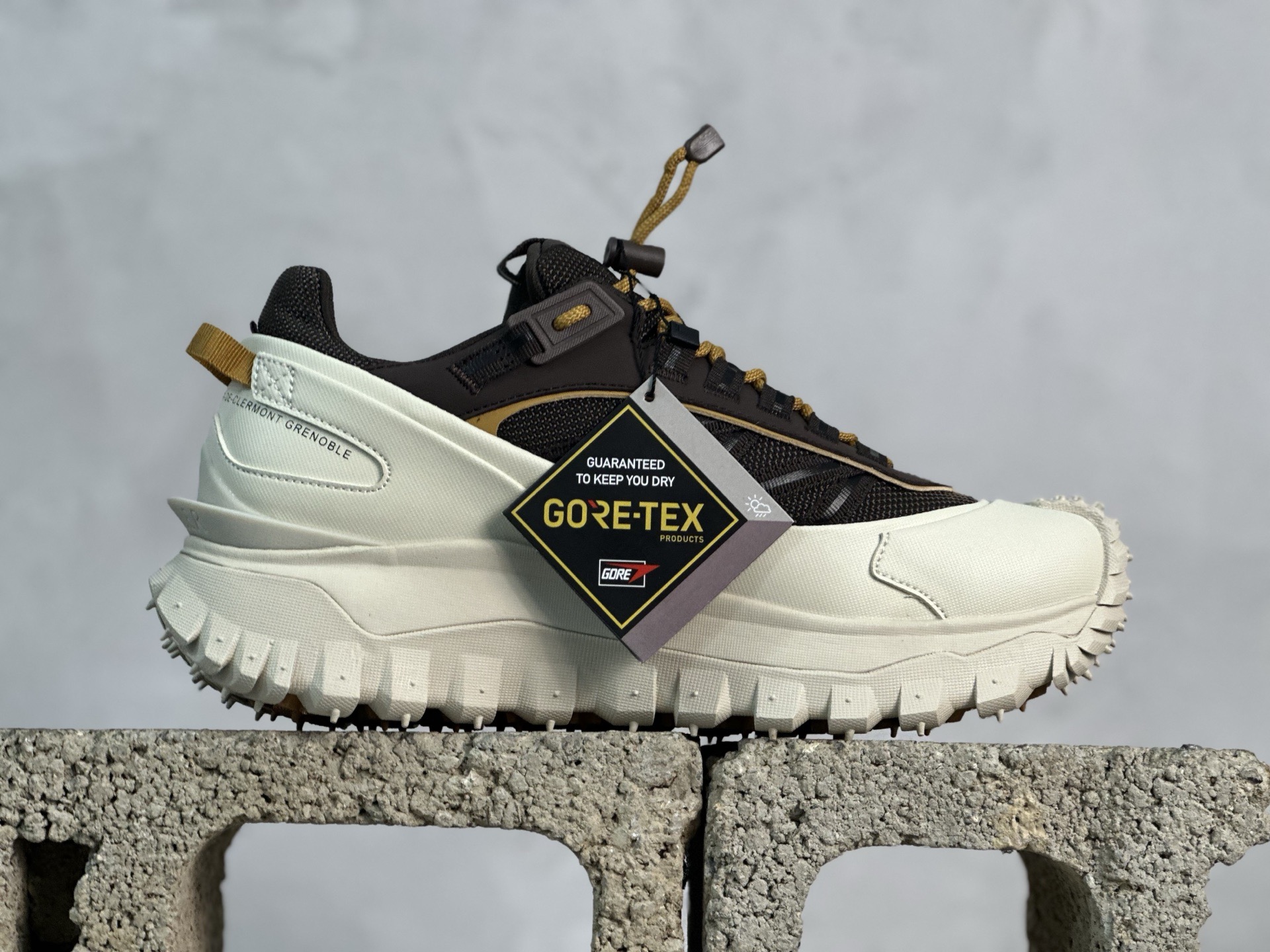 💰420 放店私
OK Moncler 盟可睐/蒙口 Trailgrip GTX 抗撕裂材质山地户外鞋
#鞋身采用Cordura防撕裂尼龙/Gore-Tex防水材质 中底内置全掌碳板 支撑性能拉满 侧边3M反光带
#大底采用RB MD 碳板 TPU 五层分离组合 鞋底搭载Vibram外底提供超强的抓地力和防滑性能 原装大盒包装 内赠Moncler徽章防层袋一副
尺码:36 36.5 37.5 38 38.5 39 40 40.5 41 42 42.5 43 44 44.5 45 46