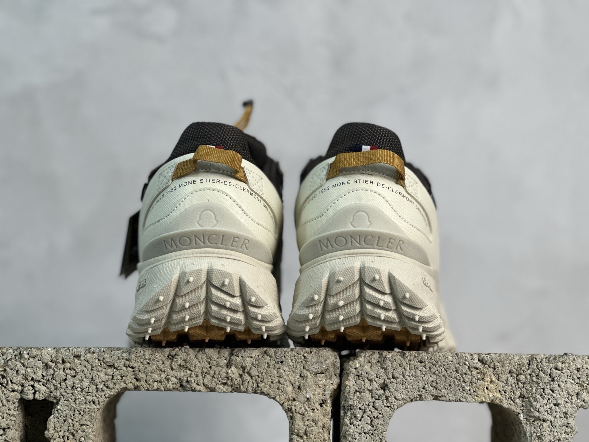 💰420 放店私
OK Moncler 盟可睐/蒙口 Trailgrip GTX 抗撕裂材质山地户外鞋
#鞋身采用Cordura防撕裂尼龙/Gore-Tex防水材质 中底内置全掌碳板 支撑性能拉满 侧边3M反光带
#大底采用RB MD 碳板 TPU 五层分离组合 鞋底搭载Vibram外底提供超强的抓地力和防滑性能 原装大盒包装 内赠Moncler徽章防层袋一副
尺码:36 36.5 37.5 38 38.5 39 40 40.5 41 42 42.5 43 44 44.5 45 46