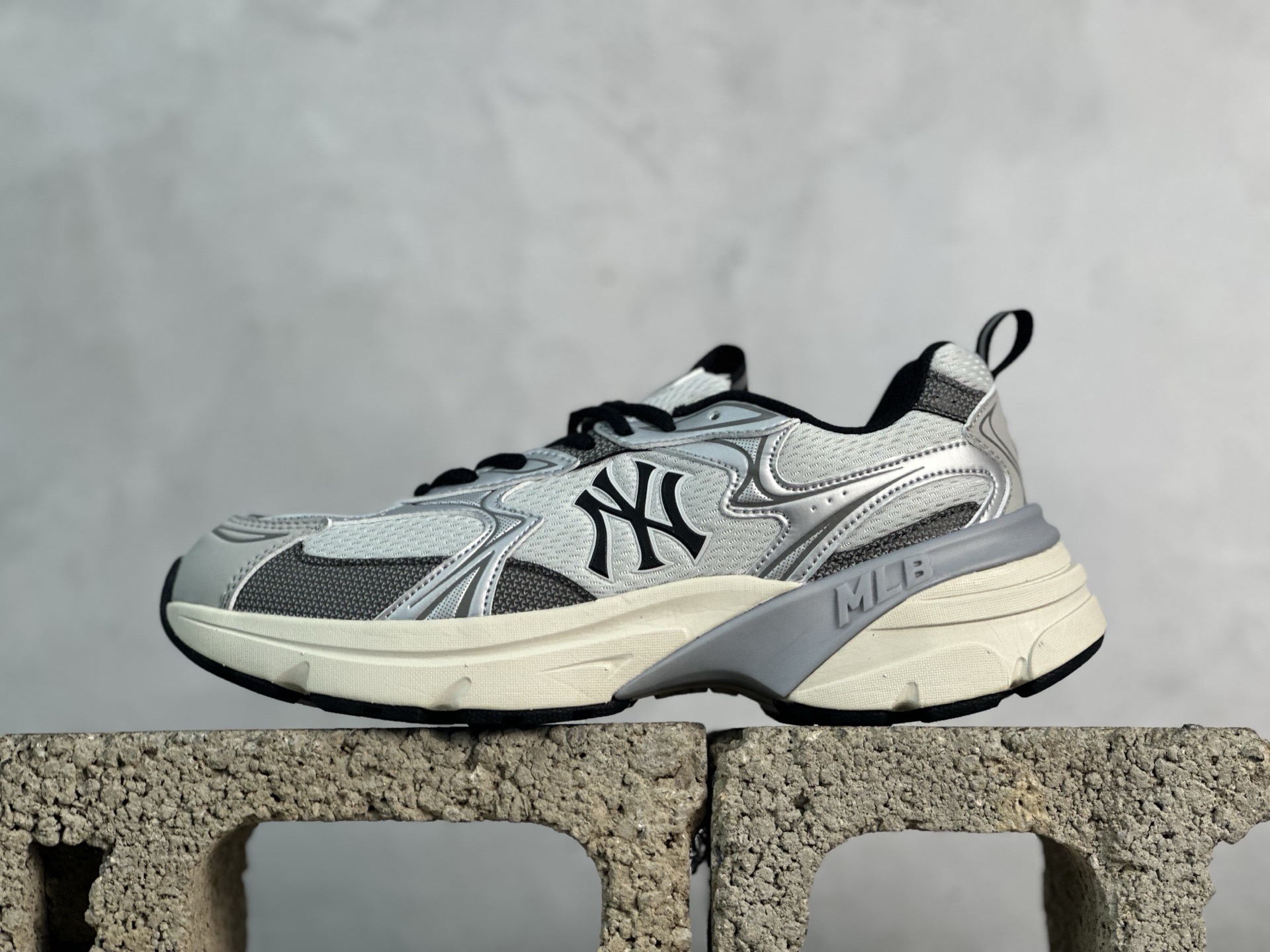 💰190 放店私
MLB Chunky Curve Runner Speed NB 纽约洋基队 厚底休闲跑鞋 
货号：3ARNC055N
尺码：35 36 36.5 37.5 38 38.5 39 40 40.5 41 42 42.5 43 44  45