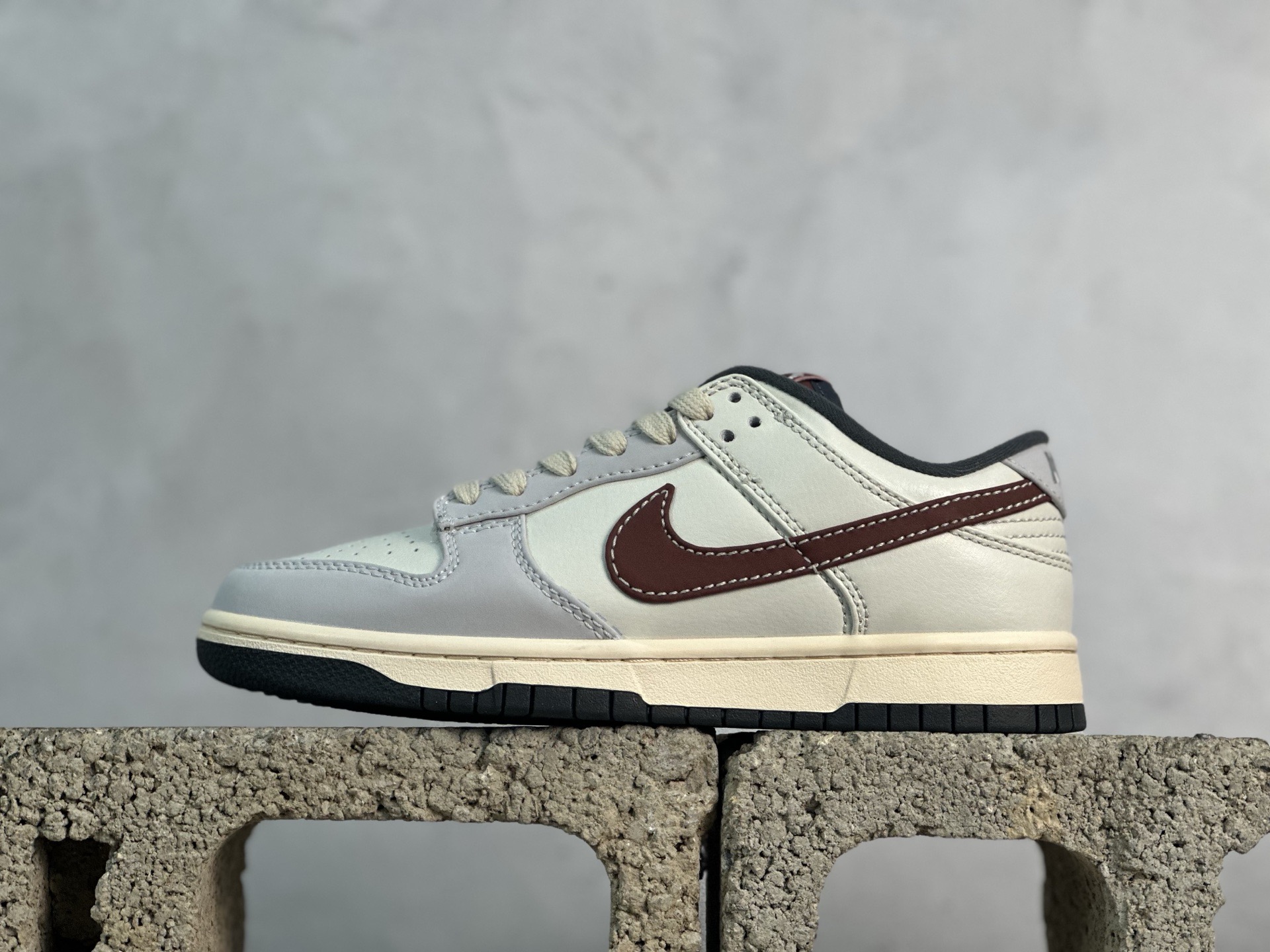 史诗版💰200 放店私
Nike SB Dunk Low 奶白红 低帮休闲板鞋 IM6670-202
#超高清洁度 皮料切割干净无任何毛边 细节完美
尺码:35.5 36 36.5 37.5 38 38.5 39 40 40.5 41 42 42.5 43 44 44.5 45 46 47.5