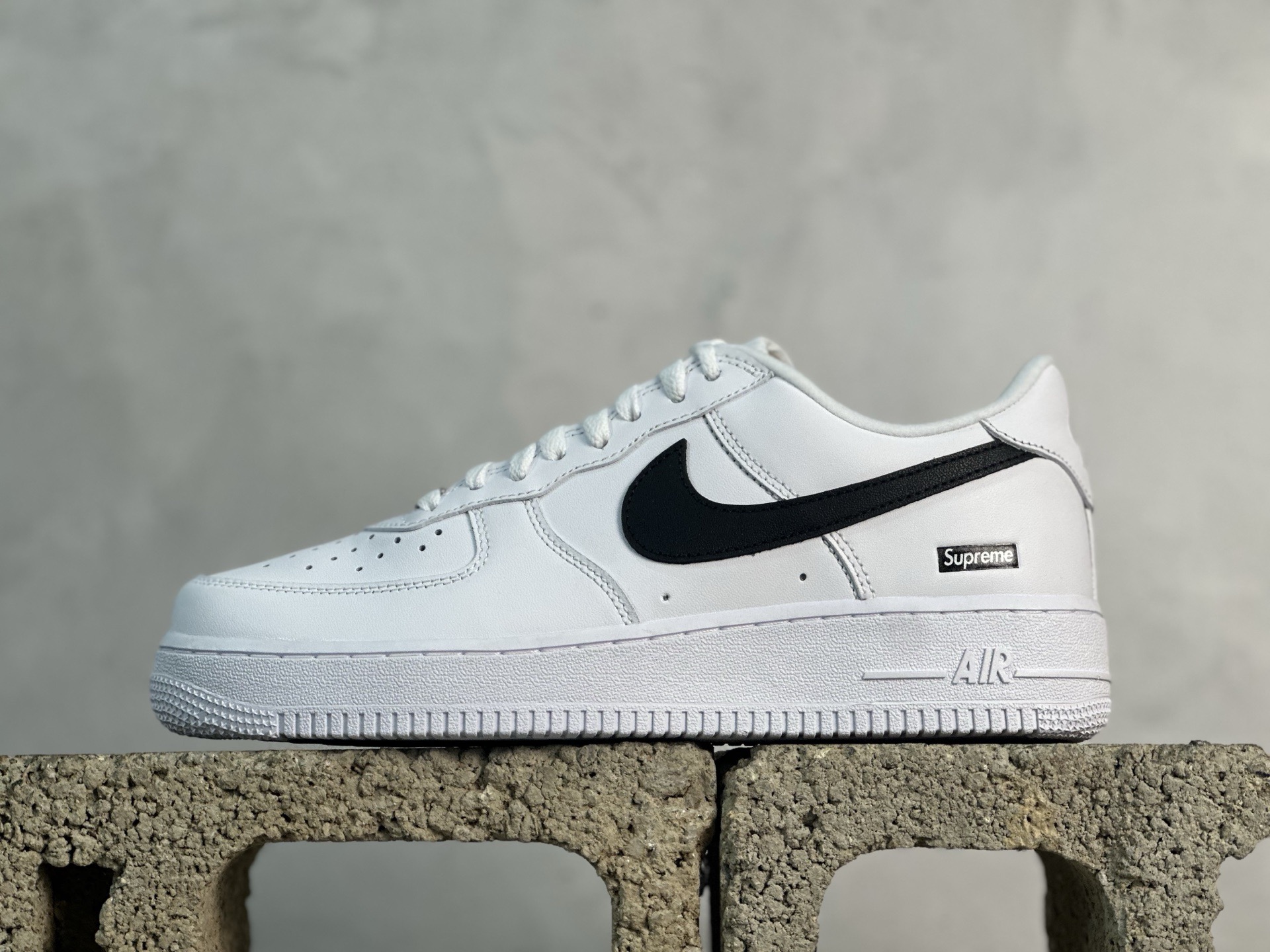 Max💰240 放店私
原厂皮  Supreme x Nike Air Force 1 白黑SUP

货号：CU9225-102
尺码：35.5 36 36.5 37 37.5 38 38.5 39 40 40.5 41 42 42.5 43 44 44.5 45 46 46.5 47.5