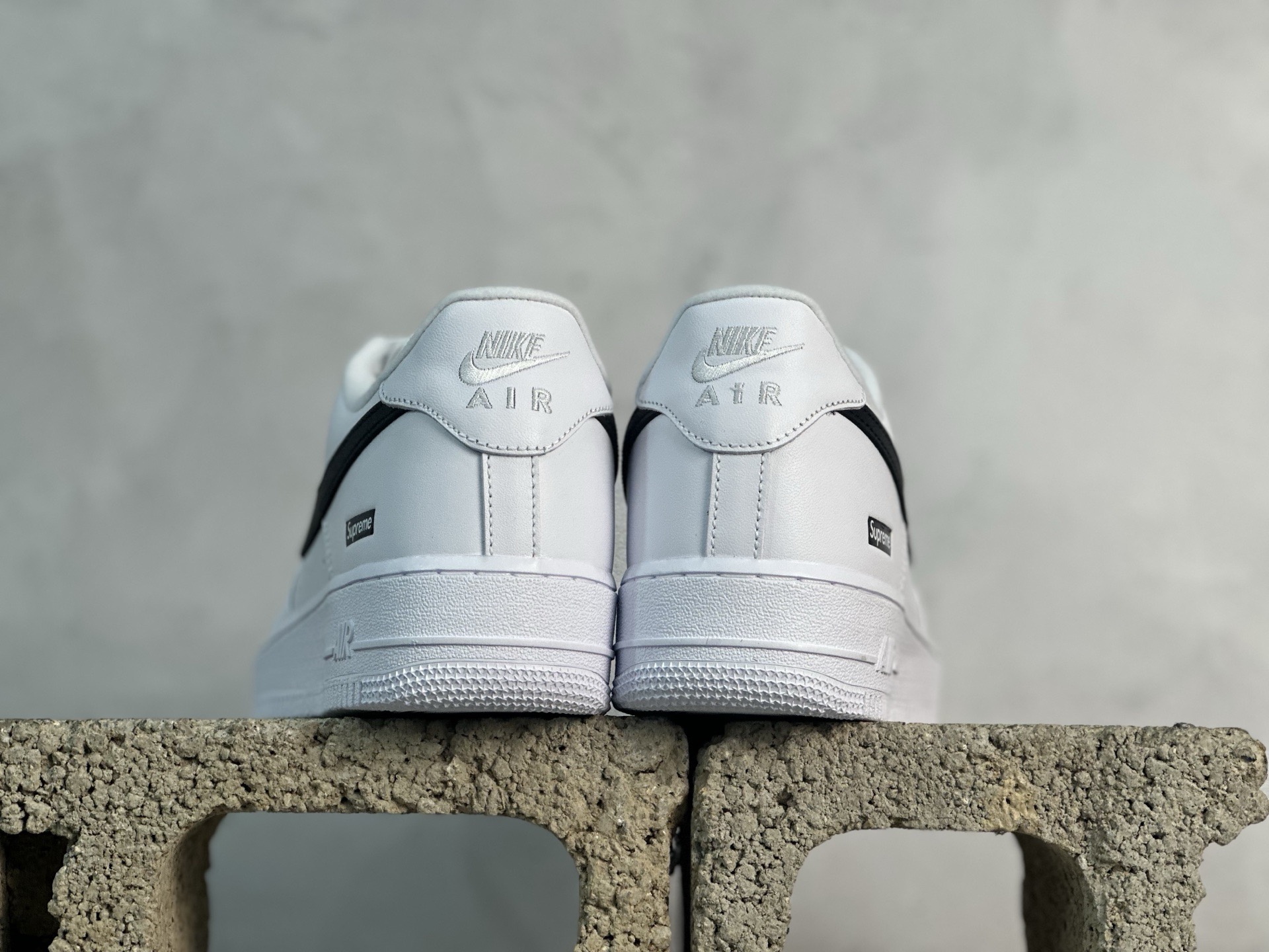 Max💰240 放店私
原厂皮  Supreme x Nike Air Force 1 白黑SUP

货号：CU9225-102
尺码：35.5 36 36.5 37 37.5 38 38.5 39 40 40.5 41 42 42.5 43 44 44.5 45 46 46.5 47.5