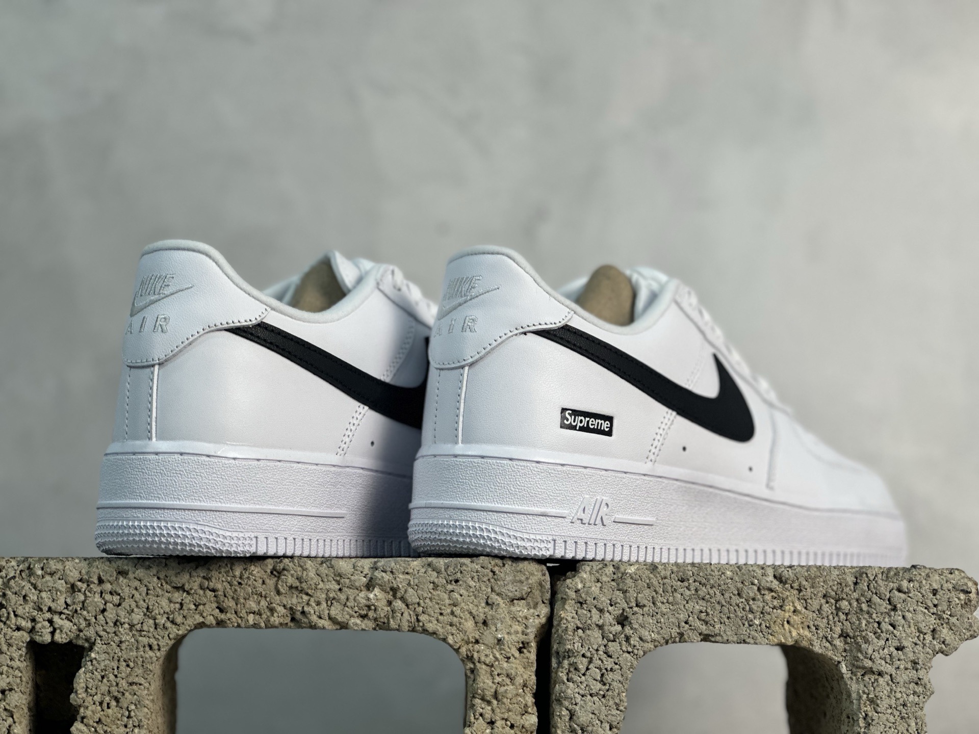 Max💰240 放店私
原厂皮  Supreme x Nike Air Force 1 白黑SUP

货号：CU9225-102
尺码：35.5 36 36.5 37 37.5 38 38.5 39 40 40.5 41 42 42.5 43 44 44.5 45 46 46.5 47.5