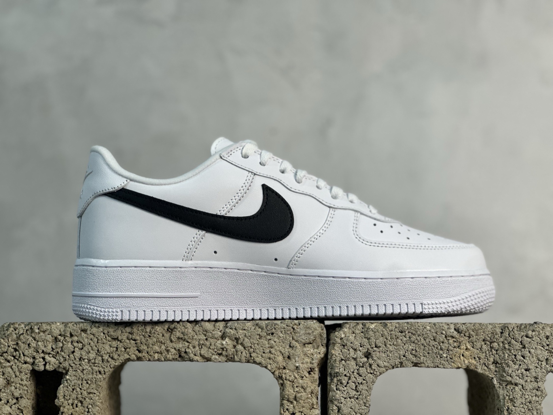 Max💰240 放店私
原厂皮  Supreme x Nike Air Force 1 白黑SUP

货号：CU9225-102
尺码：35.5 36 36.5 37 37.5 38 38.5 39 40 40.5 41 42 42.5 43 44 44.5 45 46 46.5 47.5