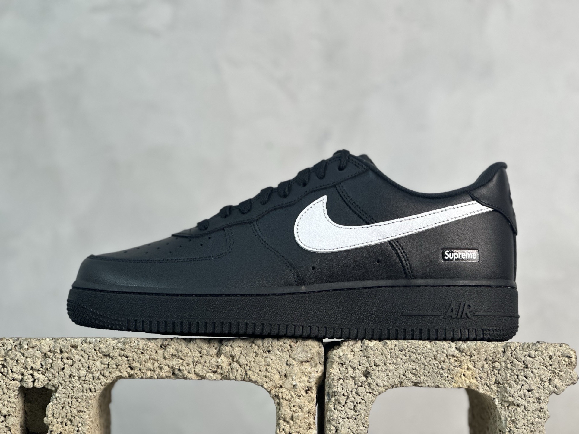 Max💰240 放店私
原厂皮  Supreme x Nike Air Force 1 黑白 SUP

货号：CU9225-002
尺码：35.5 36 36.5 37 37.5 38 38.5 39 40 40.5 41 42 42.5 43 44 44.5 45 46 46.5 47.5
