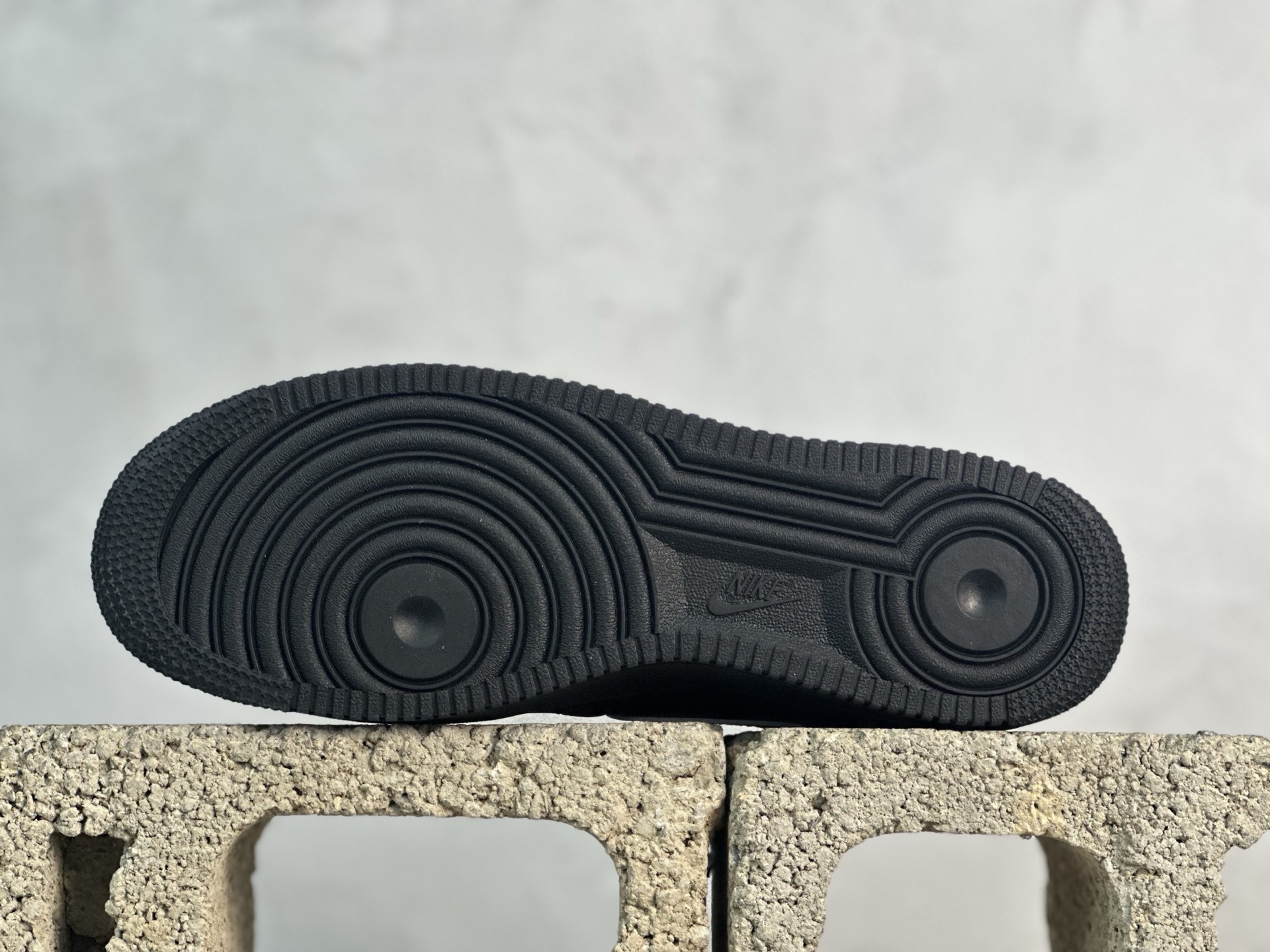 Max💰240 放店私
原厂皮  Supreme x Nike Air Force 1 黑白 SUP

货号：CU9225-002
尺码：35.5 36 36.5 37 37.5 38 38.5 39 40 40.5 41 42 42.5 43 44 44.5 45 46 46.5 47.5