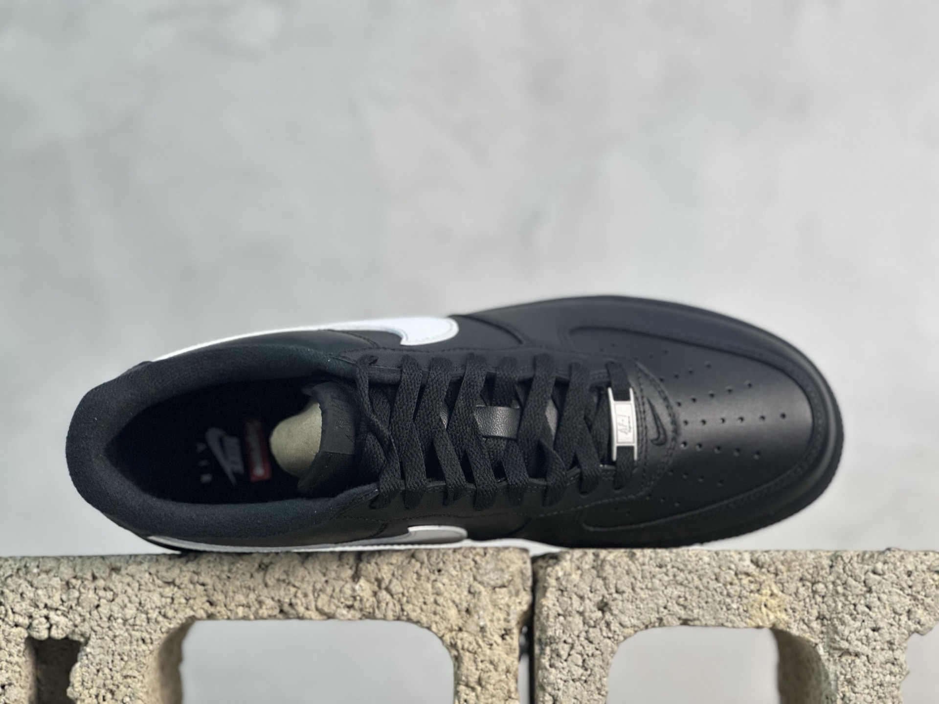 Max💰240 放店私
原厂皮  Supreme x Nike Air Force 1 黑白 SUP

货号：CU9225-002
尺码：35.5 36 36.5 37 37.5 38 38.5 39 40 40.5 41 42 42.5 43 44 44.5 45 46 46.5 47.5