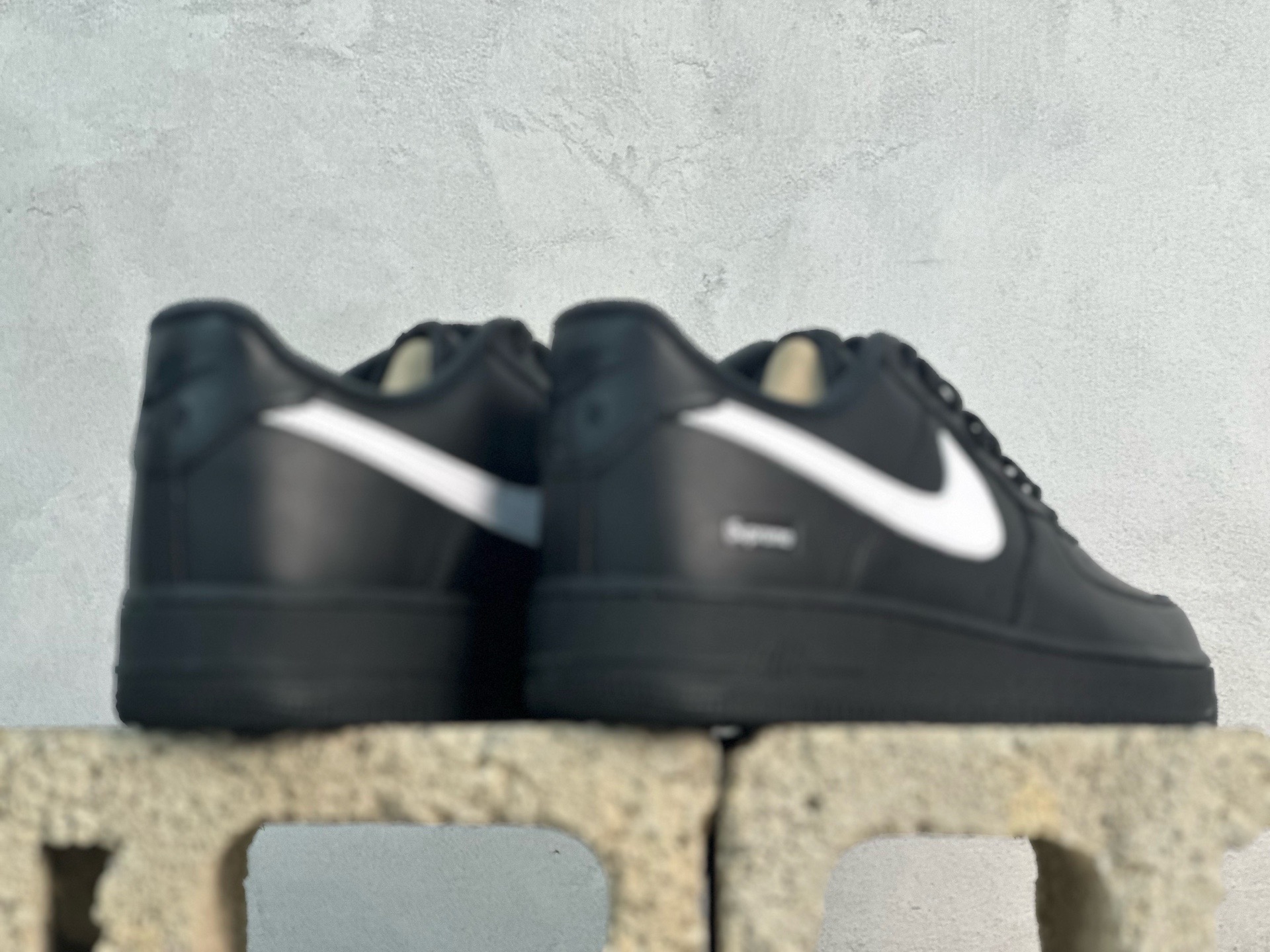 Max💰240 放店私
原厂皮  Supreme x Nike Air Force 1 黑白 SUP

货号：CU9225-002
尺码：35.5 36 36.5 37 37.5 38 38.5 39 40 40.5 41 42 42.5 43 44 44.5 45 46 46.5 47.5