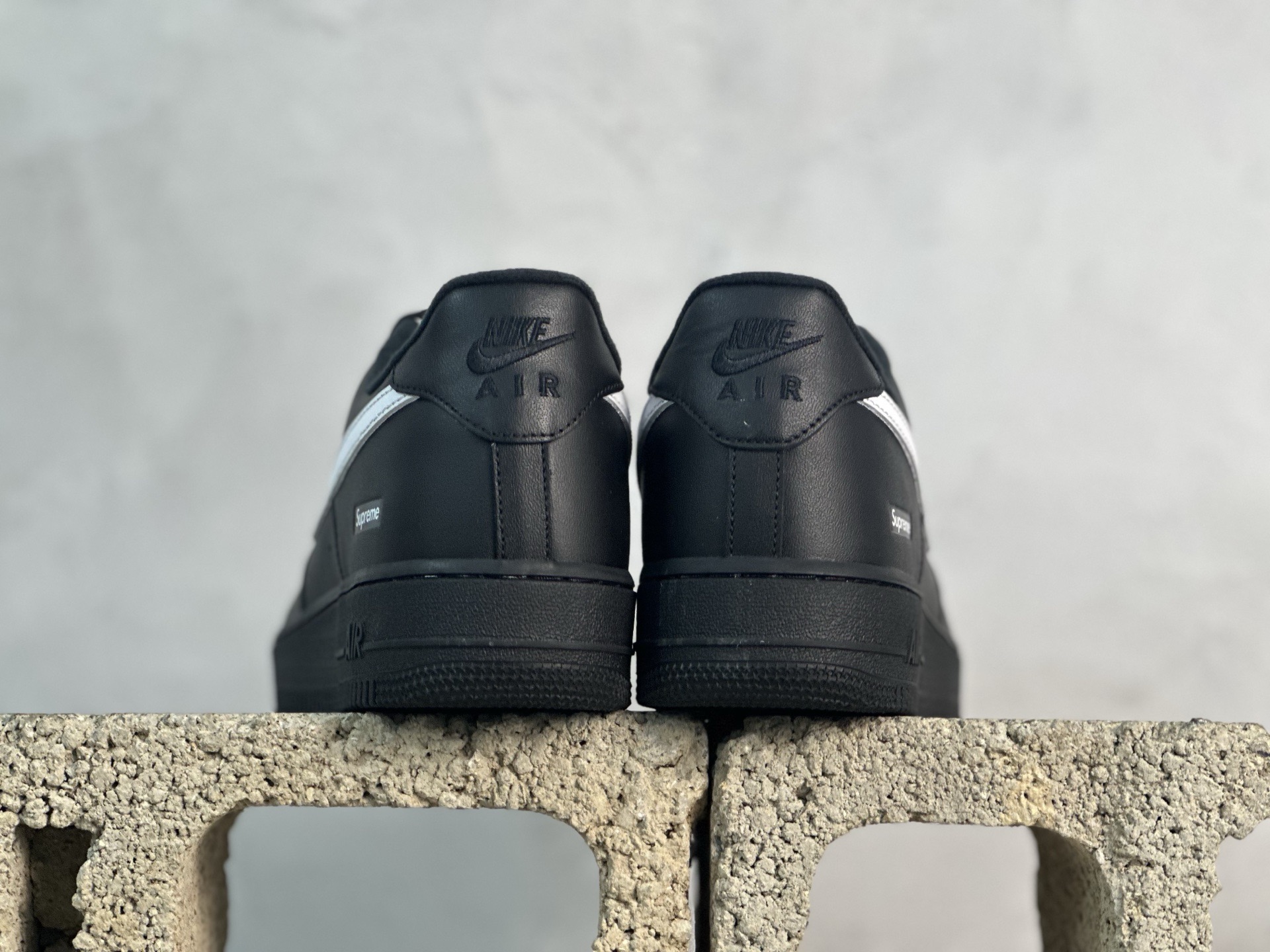 Max💰240 放店私
原厂皮  Supreme x Nike Air Force 1 黑白 SUP

货号：CU9225-002
尺码：35.5 36 36.5 37 37.5 38 38.5 39 40 40.5 41 42 42.5 43 44 44.5 45 46 46.5 47.5