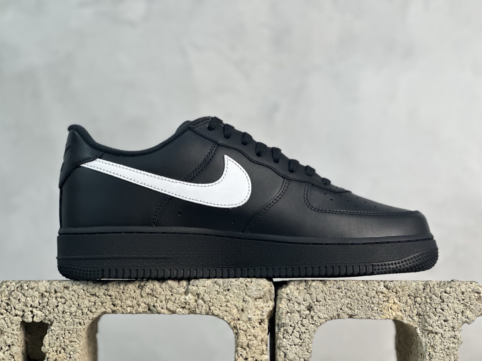 Max💰240 放店私
原厂皮  Supreme x Nike Air Force 1 黑白 SUP

货号：CU9225-002
尺码：35.5 36 36.5 37 37.5 38 38.5 39 40 40.5 41 42 42.5 43 44 44.5 45 46 46.5 47.5