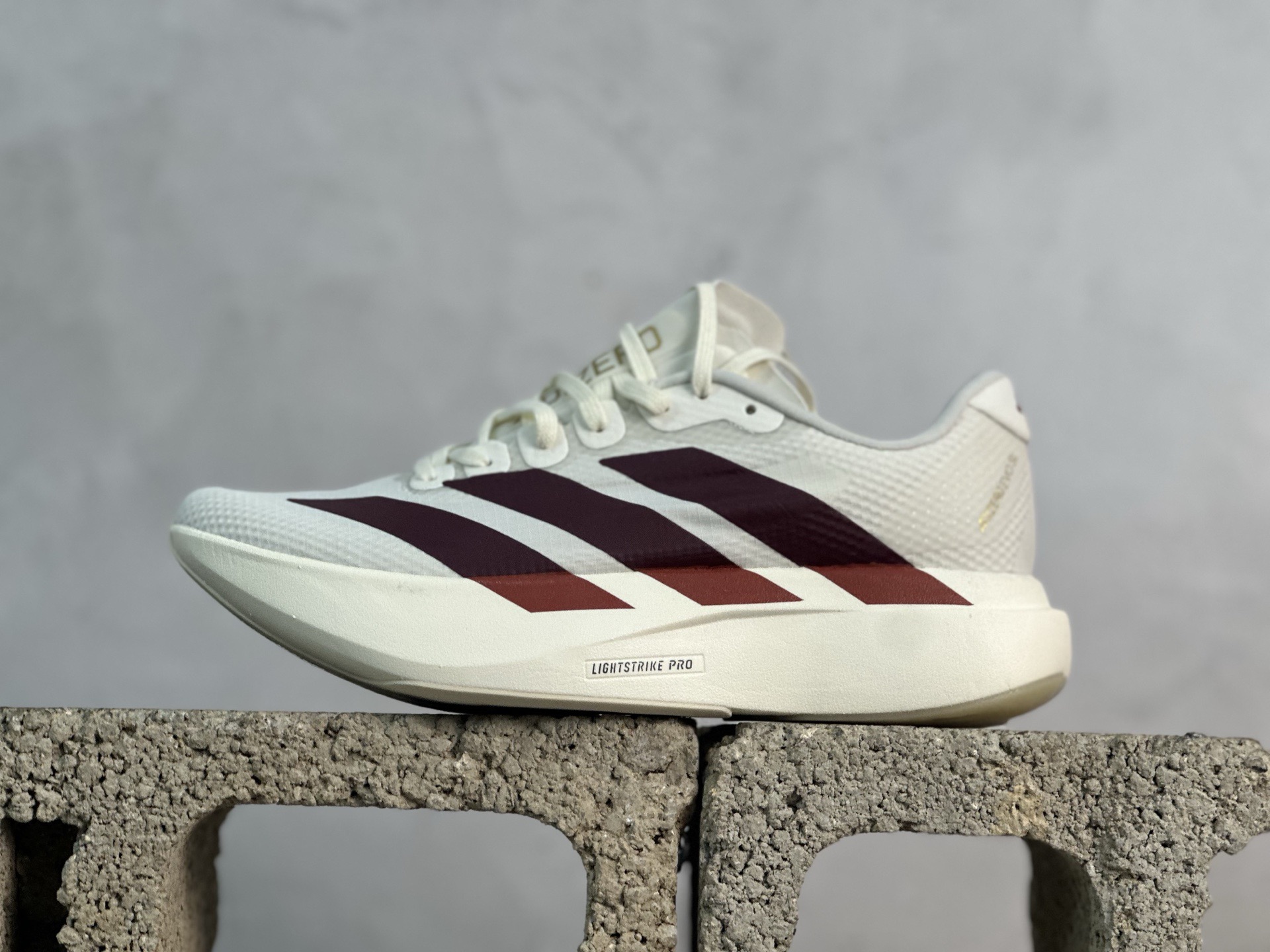 放店私 Adidas Adizero Evo SL 阿迪超轻透气缓震跑鞋 二代 #以令人难以置信的138克重量,刷新了跑鞋轻量化的记录,阿迪在材料科学和工艺技术上的深厚积累. #全新鞋款采用Lightweight Upper材料,让穿着者几乎能够体验到一种"裸足"的感觉 货号:JR2020