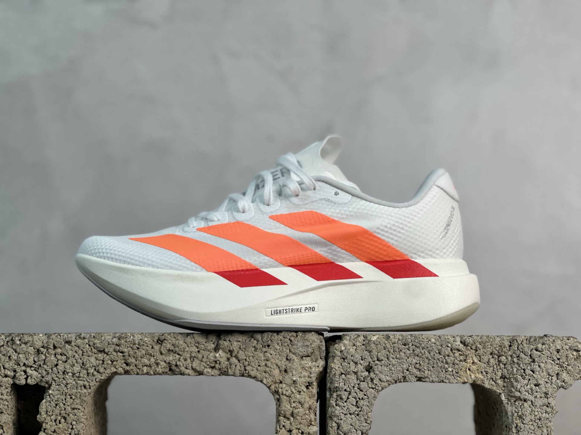 放店私 Adidas Adizero Evo SL 阿迪超轻透气缓震跑鞋 二代 #以令人难以置信的138克重量,刷新了跑鞋轻量化的记录,阿迪在材料科学和工艺技术上的深厚积累. #全新鞋款采用Lightweight Upper材料,让穿着者几乎能够体验到一种"裸足"的感觉 货号:JR2022