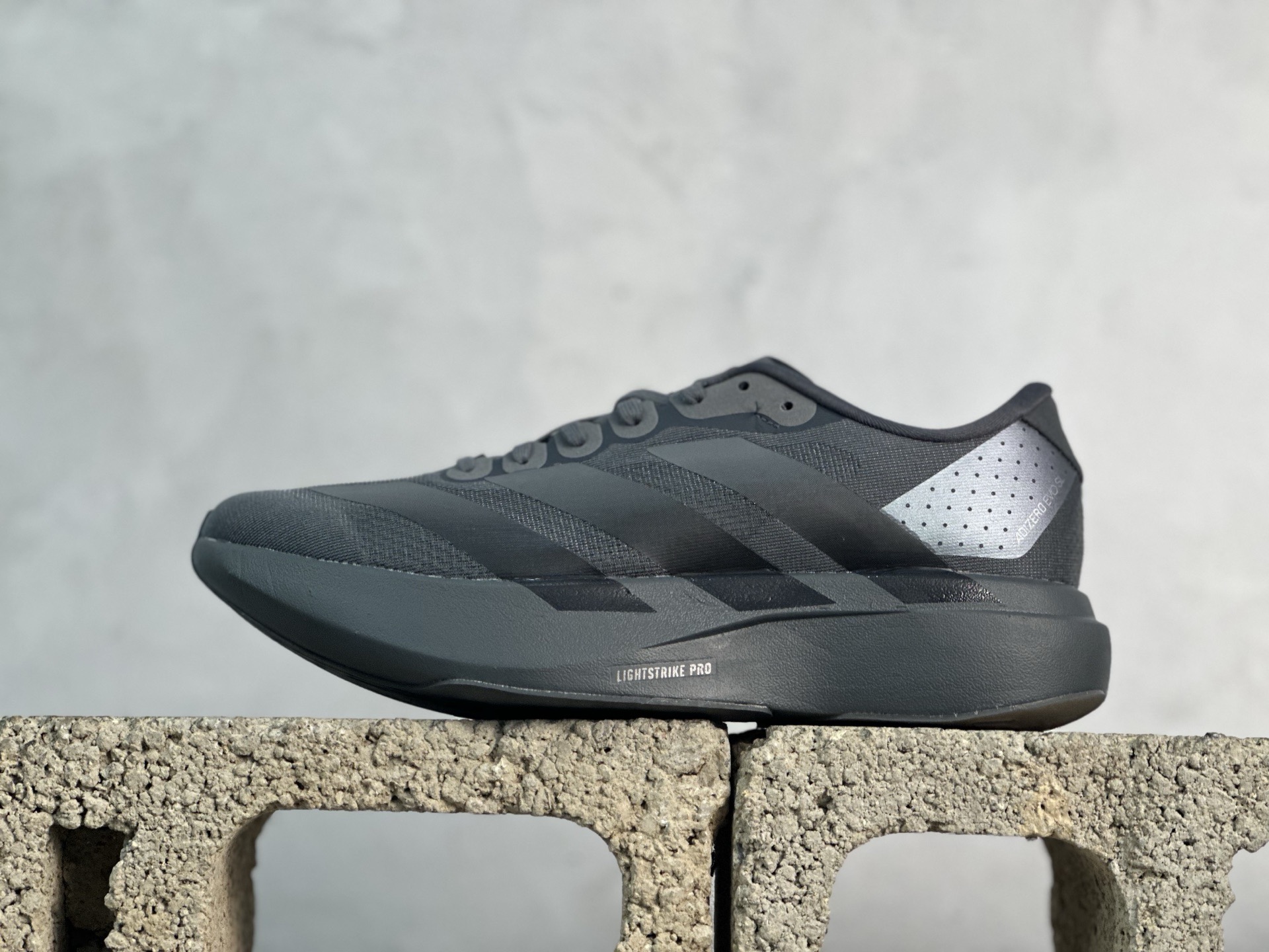 💰180 放店私

RS版 Adidas Adizero Evo SL 阿迪超轻透气缓震跑鞋

整体外观造型与adiZero Adios Pro EVO 1非常相似 中底配置方面搭载全掌Lightstrike Pro 

鞋面采用透气网面示人 契合日常训练鞋的定位 更加耐用

外底给到了马牌橡胶 及上代竞速旗舰adidas Adizero Adios Pro 3区域分布

货号: KJ1364

尺码：39-46