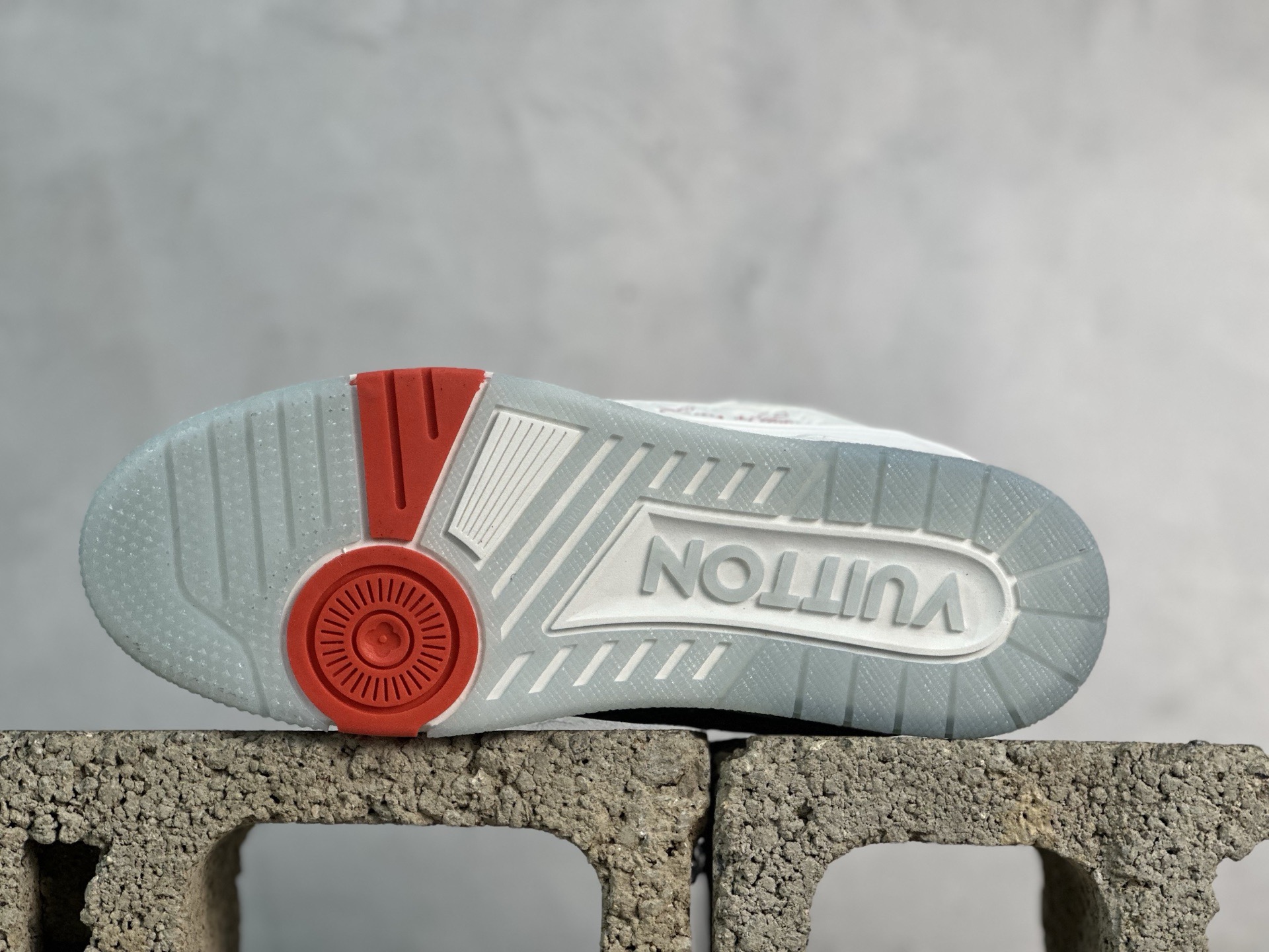 💰220 放店私
Louis Vuitton 路易威登 LV Trainer 低帮休闲板鞋 
海淘代购同渠道品质 高端零售 外贸充正专供 原版购入开发 ZP级全套包装 完美楦型 正确卡色 大底TPU 质感媲美原版 细节与原版一致 请注意区分市面通货材 
尺码： 36-46
编码：33