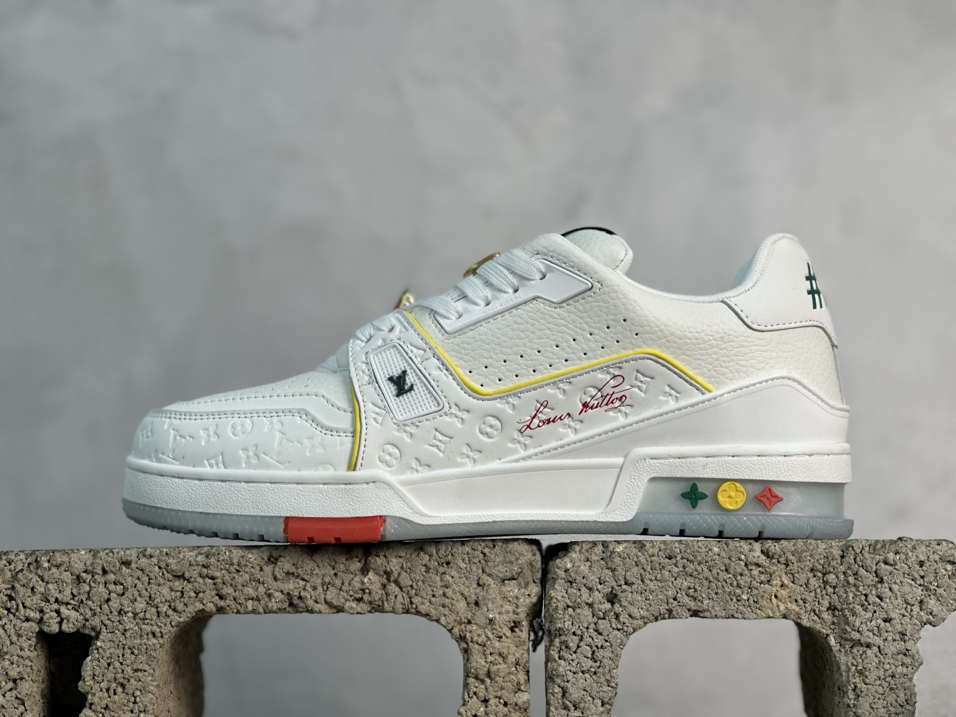 💰220 放店私
Louis Vuitton 路易威登 LV Trainer 低帮休闲板鞋 
海淘代购同渠道品质 高端零售 外贸充正专供 原版购入开发 ZP级全套包装 完美楦型 正确卡色 大底TPU 质感媲美原版 细节与原版一致 请注意区分市面通货材 
尺码： 36-46
编码：33