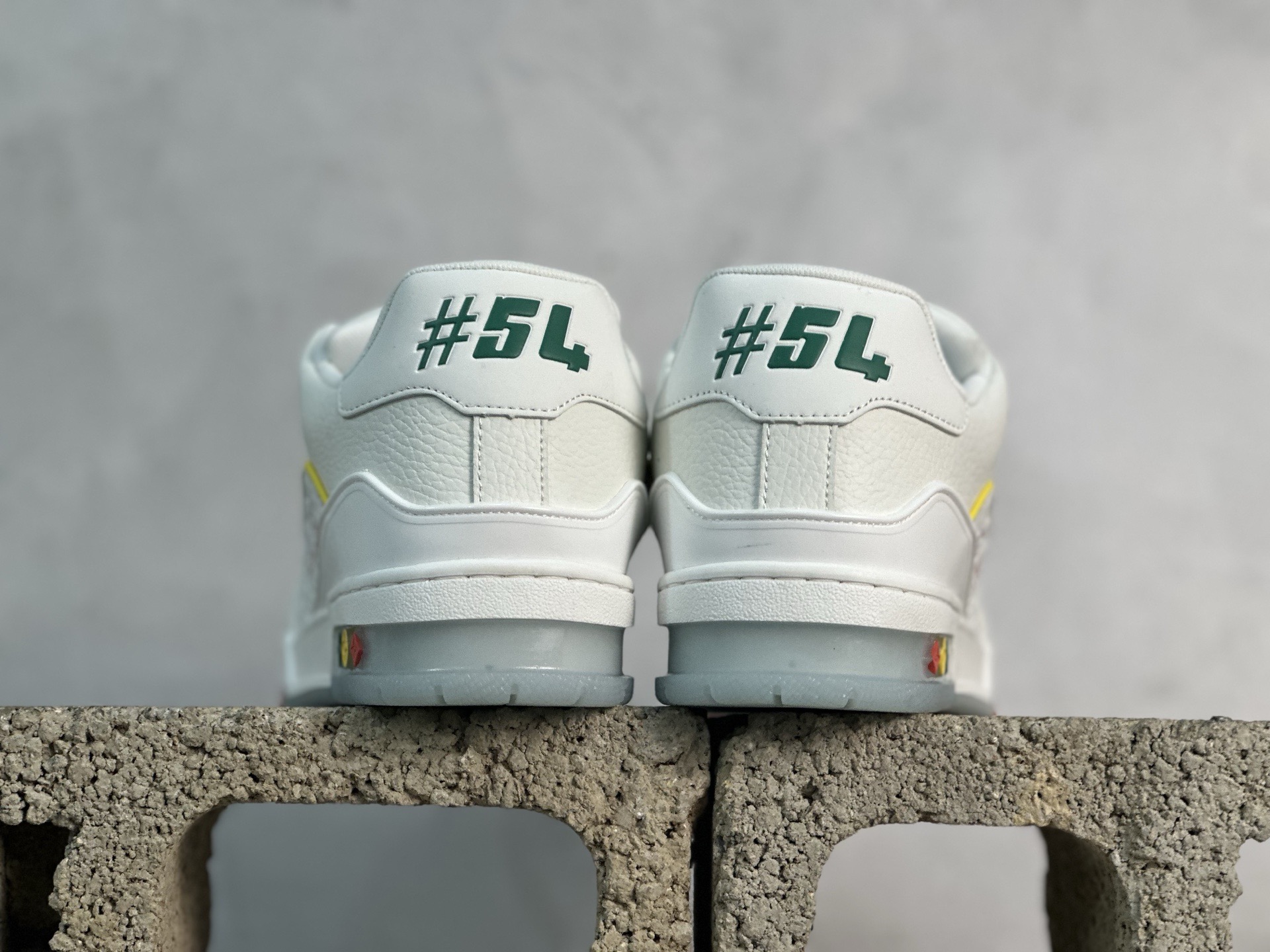 💰220 放店私
Louis Vuitton 路易威登 LV Trainer 低帮休闲板鞋 
海淘代购同渠道品质 高端零售 外贸充正专供 原版购入开发 ZP级全套包装 完美楦型 正确卡色 大底TPU 质感媲美原版 细节与原版一致 请注意区分市面通货材 
尺码： 36-46
编码：33