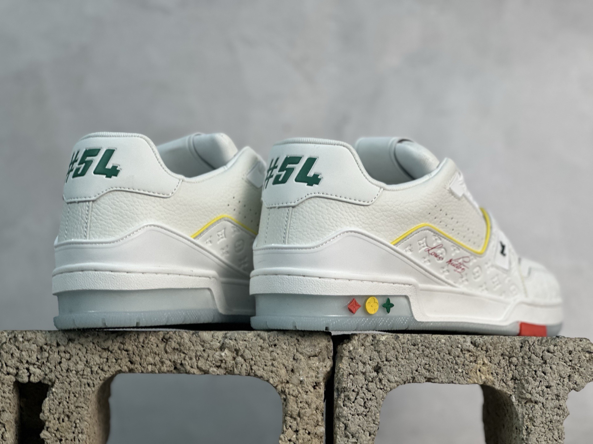 💰220 放店私
Louis Vuitton 路易威登 LV Trainer 低帮休闲板鞋 
海淘代购同渠道品质 高端零售 外贸充正专供 原版购入开发 ZP级全套包装 完美楦型 正确卡色 大底TPU 质感媲美原版 细节与原版一致 请注意区分市面通货材 
尺码： 36-46
编码：33