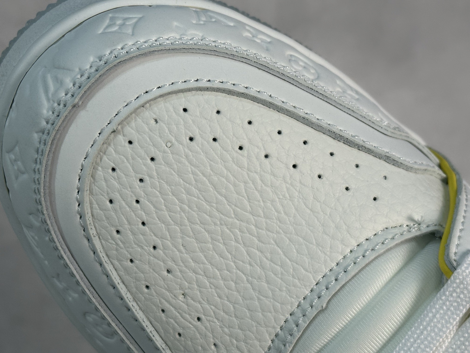 💰220 放店私
Louis Vuitton 路易威登 LV Trainer 低帮休闲板鞋 
海淘代购同渠道品质 高端零售 外贸充正专供 原版购入开发 ZP级全套包装 完美楦型 正确卡色 大底TPU 质感媲美原版 细节与原版一致 请注意区分市面通货材 
尺码： 36-46
编码：33