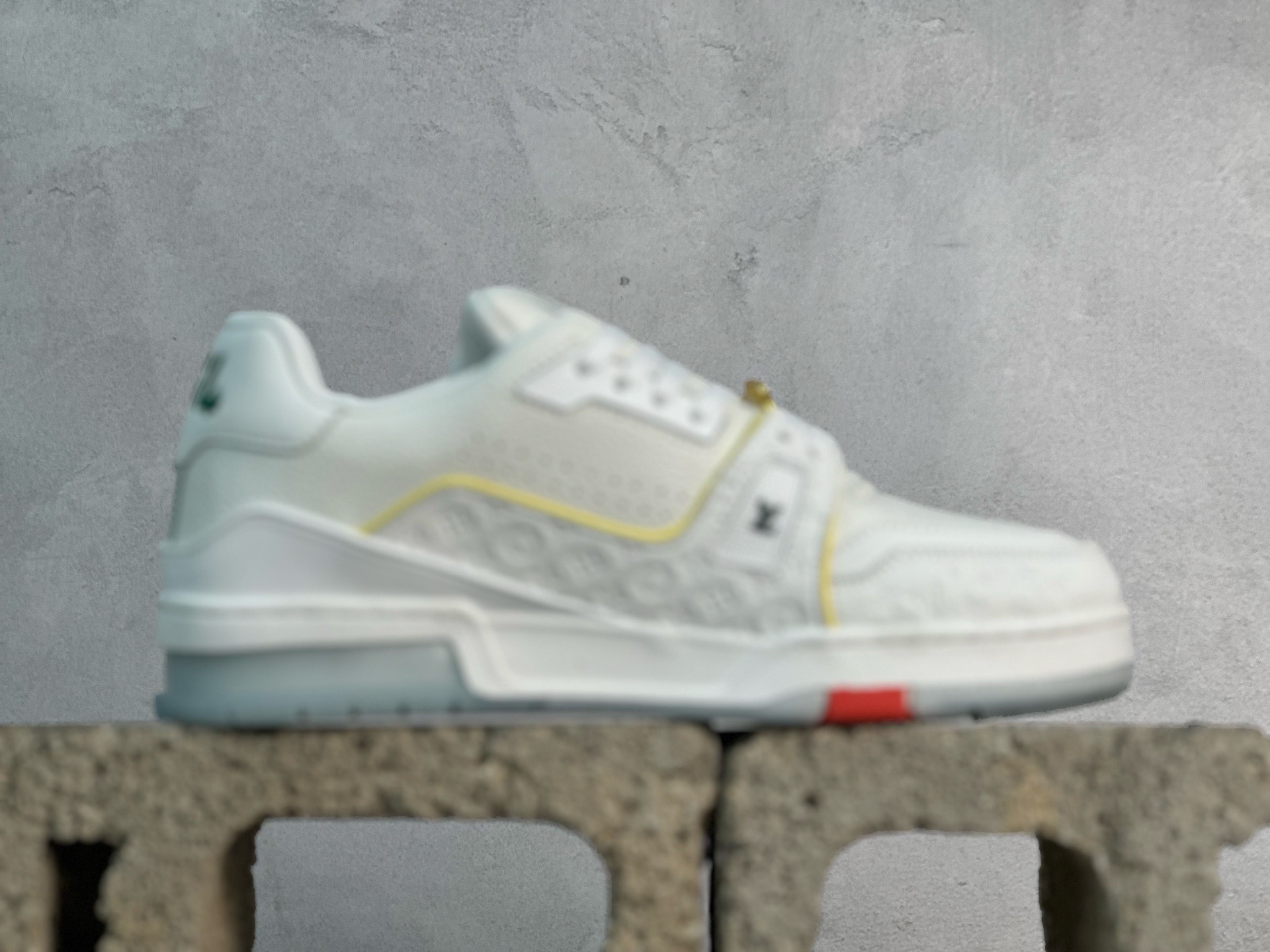 💰220 放店私
Louis Vuitton 路易威登 LV Trainer 低帮休闲板鞋 
海淘代购同渠道品质 高端零售 外贸充正专供 原版购入开发 ZP级全套包装 完美楦型 正确卡色 大底TPU 质感媲美原版 细节与原版一致 请注意区分市面通货材 
尺码： 36-46
编码：33