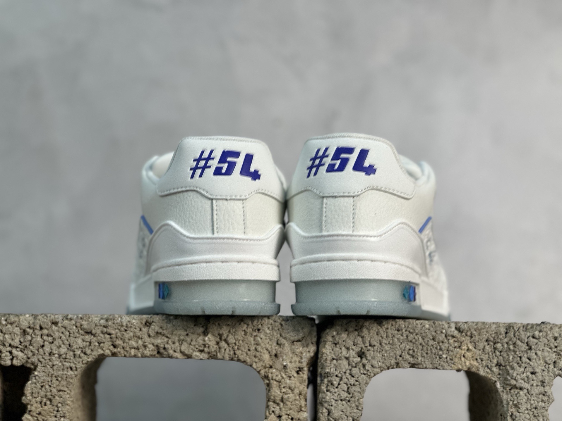 💰220 放店私
Louis Vuitton 路易威登 LV Trainer 低帮休闲板鞋 
海淘代购同渠道品质 高端零售 外贸充正专供 原版购入开发 ZP级全套包装 完美楦型 正确卡色 大底TPU 质感媲美原版 细节与原版一致 请注意区分市面通货材 
尺码： 36-46
编码：33