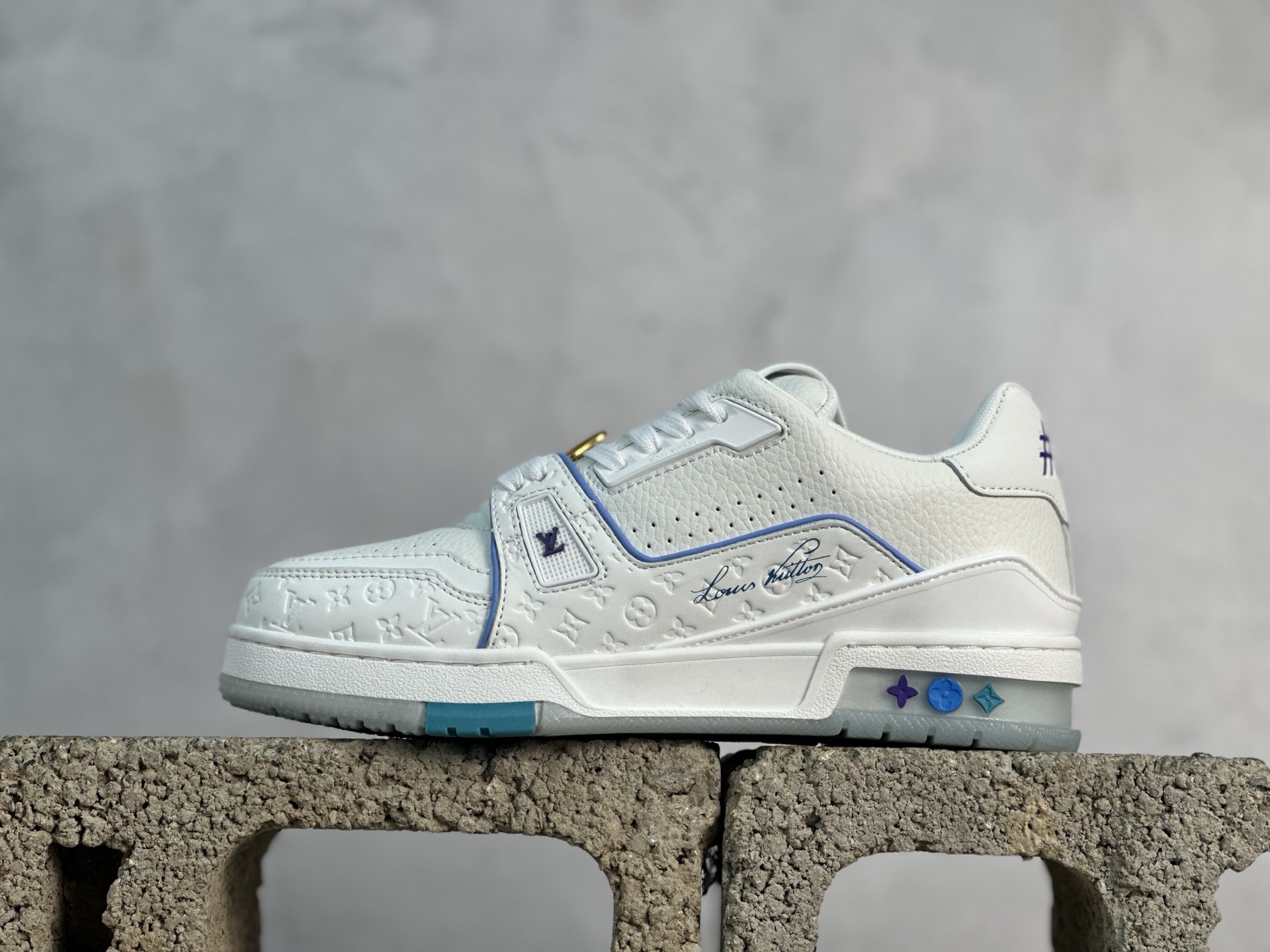 💰220 放店私
Louis Vuitton 路易威登 LV Trainer 低帮休闲板鞋 
海淘代购同渠道品质 高端零售 外贸充正专供 原版购入开发 ZP级全套包装 完美楦型 正确卡色 大底TPU 质感媲美原版 细节与原版一致 请注意区分市面通货材 
尺码： 36-46
编码：33