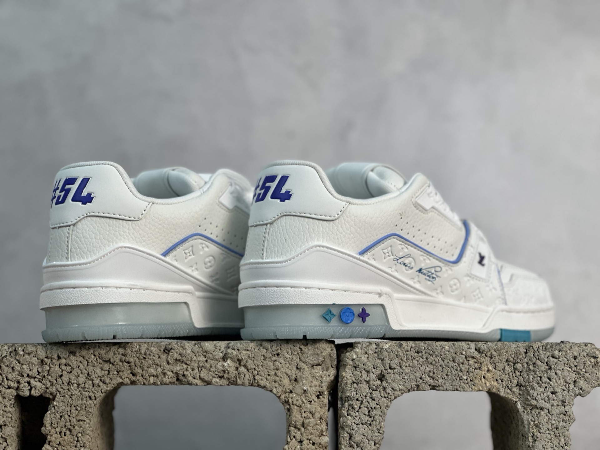 💰220 放店私
Louis Vuitton 路易威登 LV Trainer 低帮休闲板鞋 
海淘代购同渠道品质 高端零售 外贸充正专供 原版购入开发 ZP级全套包装 完美楦型 正确卡色 大底TPU 质感媲美原版 细节与原版一致 请注意区分市面通货材 
尺码： 36-46
编码：33