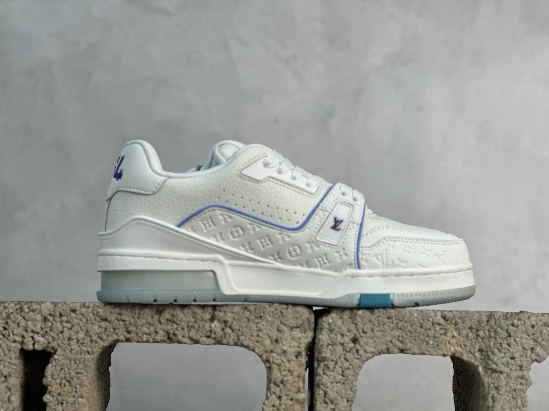 💰220 放店私
Louis Vuitton 路易威登 LV Trainer 低帮休闲板鞋 
海淘代购同渠道品质 高端零售 外贸充正专供 原版购入开发 ZP级全套包装 完美楦型 正确卡色 大底TPU 质感媲美原版 细节与原版一致 请注意区分市面通货材 
尺码： 36-46
编码：33