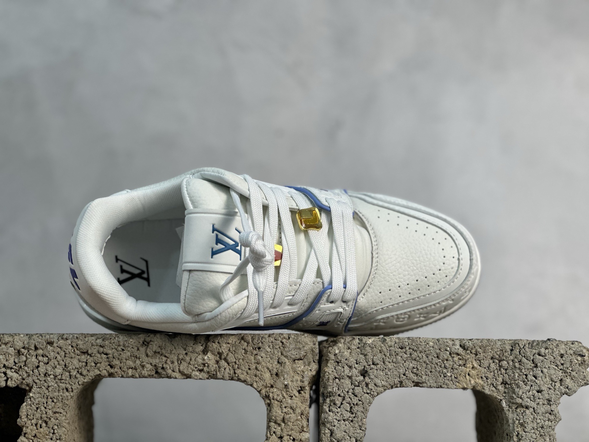 💰220 放店私
Louis Vuitton 路易威登 LV Trainer 低帮休闲板鞋 
海淘代购同渠道品质 高端零售 外贸充正专供 原版购入开发 ZP级全套包装 完美楦型 正确卡色 大底TPU 质感媲美原版 细节与原版一致 请注意区分市面通货材 
尺码： 36-46
编码：33