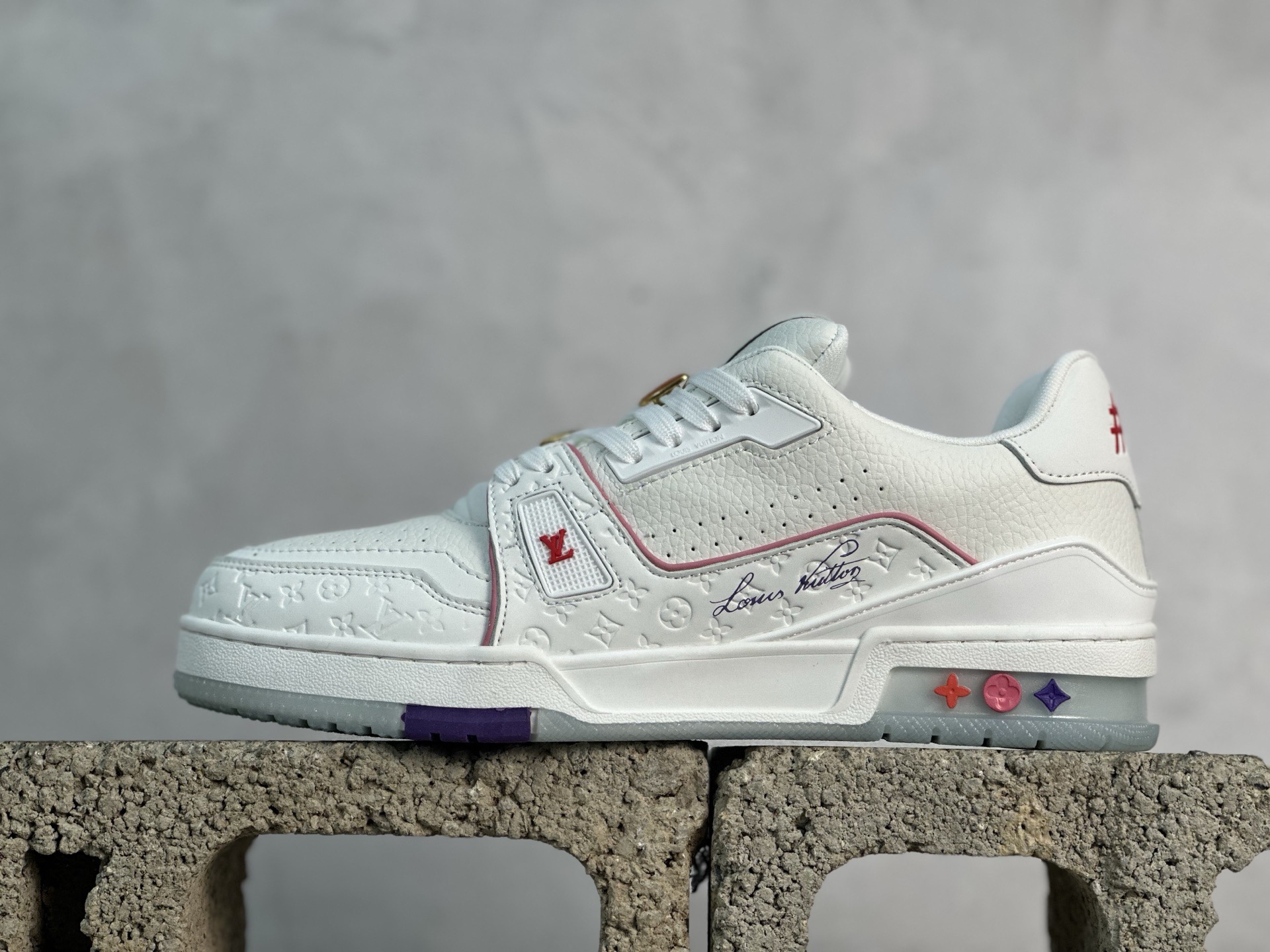 💰220 放店私
Louis Vuitton 路易威登 LV Trainer 低帮休闲板鞋 
海淘代购同渠道品质 高端零售 外贸充正专供 原版购入开发 ZP级全套包装 完美楦型 正确卡色 大底TPU 质感媲美原版 细节与原版一致 请注意区分市面通货材 
尺码： 36-46
编码：33