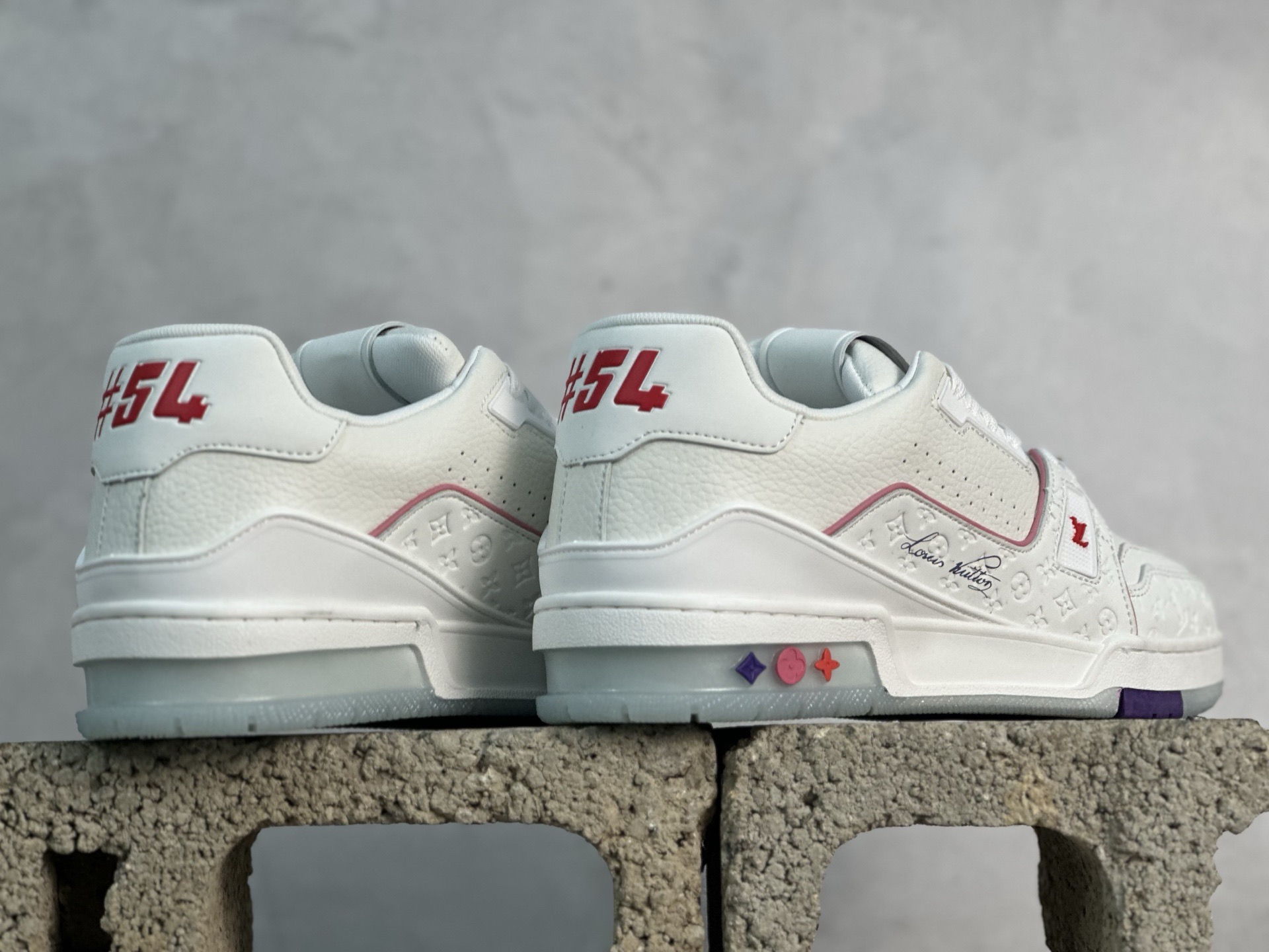 💰220 放店私
Louis Vuitton 路易威登 LV Trainer 低帮休闲板鞋 
海淘代购同渠道品质 高端零售 外贸充正专供 原版购入开发 ZP级全套包装 完美楦型 正确卡色 大底TPU 质感媲美原版 细节与原版一致 请注意区分市面通货材 
尺码： 36-46
编码：33