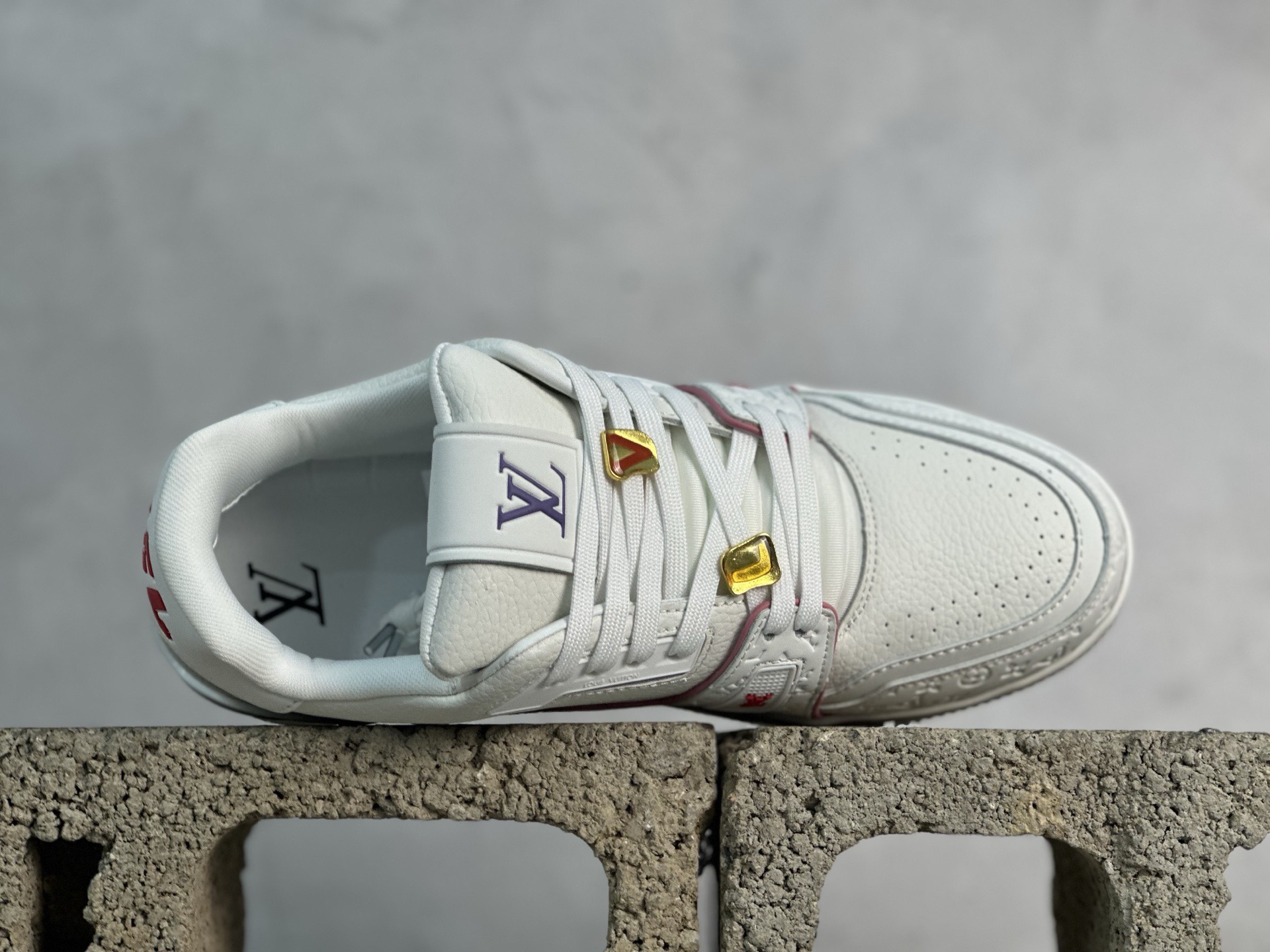 💰220 放店私
Louis Vuitton 路易威登 LV Trainer 低帮休闲板鞋 
海淘代购同渠道品质 高端零售 外贸充正专供 原版购入开发 ZP级全套包装 完美楦型 正确卡色 大底TPU 质感媲美原版 细节与原版一致 请注意区分市面通货材 
尺码： 36-46
编码：33