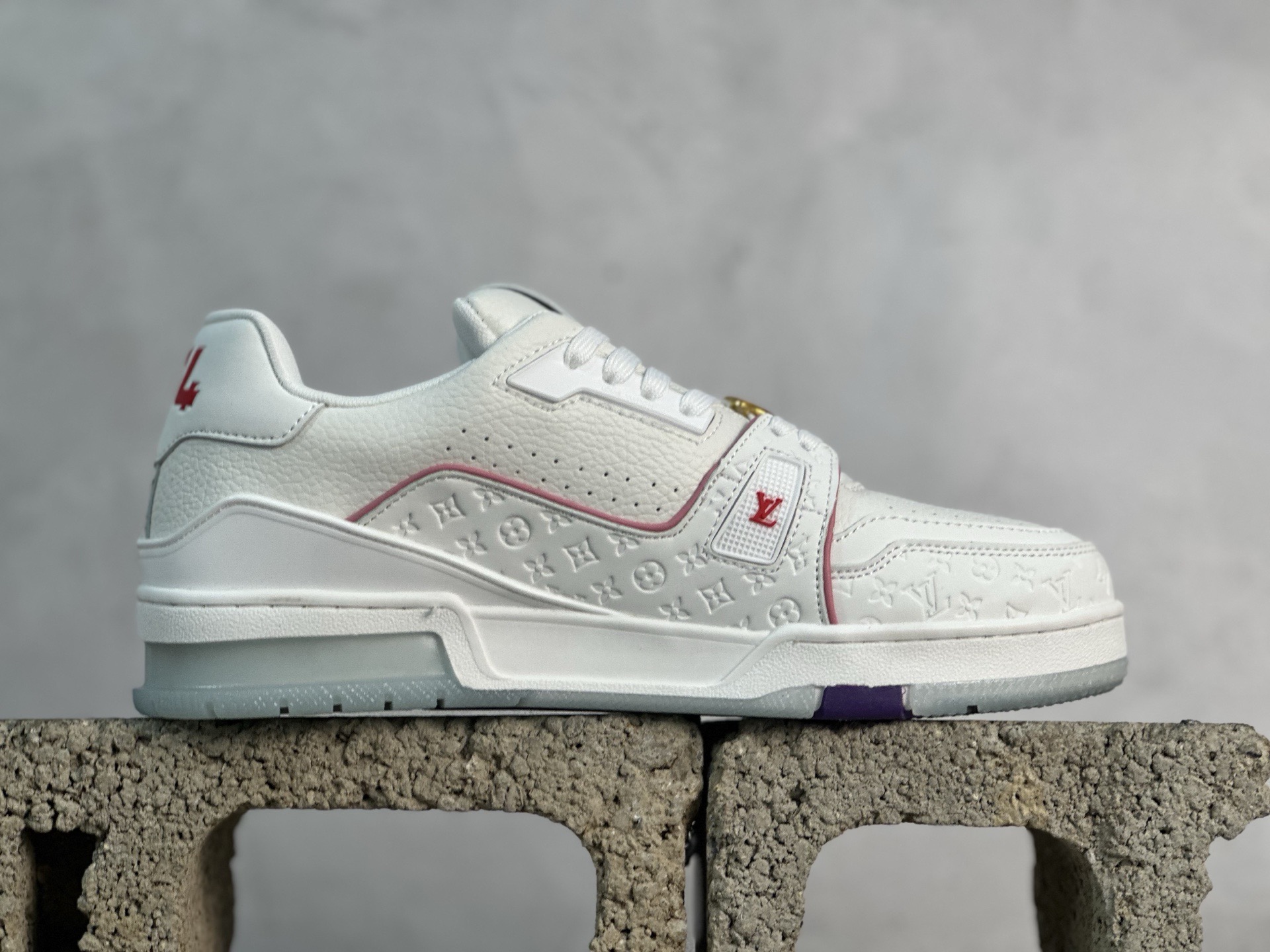 💰220 放店私
Louis Vuitton 路易威登 LV Trainer 低帮休闲板鞋 
海淘代购同渠道品质 高端零售 外贸充正专供 原版购入开发 ZP级全套包装 完美楦型 正确卡色 大底TPU 质感媲美原版 细节与原版一致 请注意区分市面通货材 
尺码： 36-46
编码：33