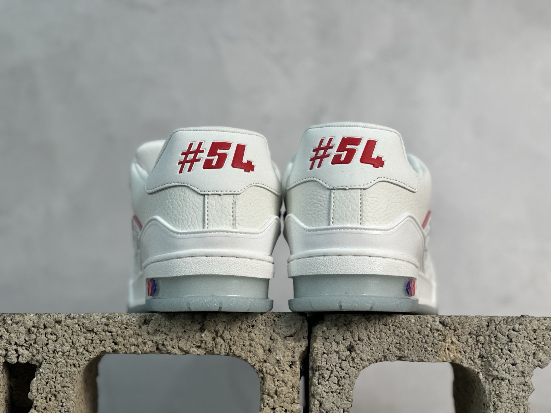 💰220 放店私
Louis Vuitton 路易威登 LV Trainer 低帮休闲板鞋 
海淘代购同渠道品质 高端零售 外贸充正专供 原版购入开发 ZP级全套包装 完美楦型 正确卡色 大底TPU 质感媲美原版 细节与原版一致 请注意区分市面通货材 
尺码： 36-46
编码：33