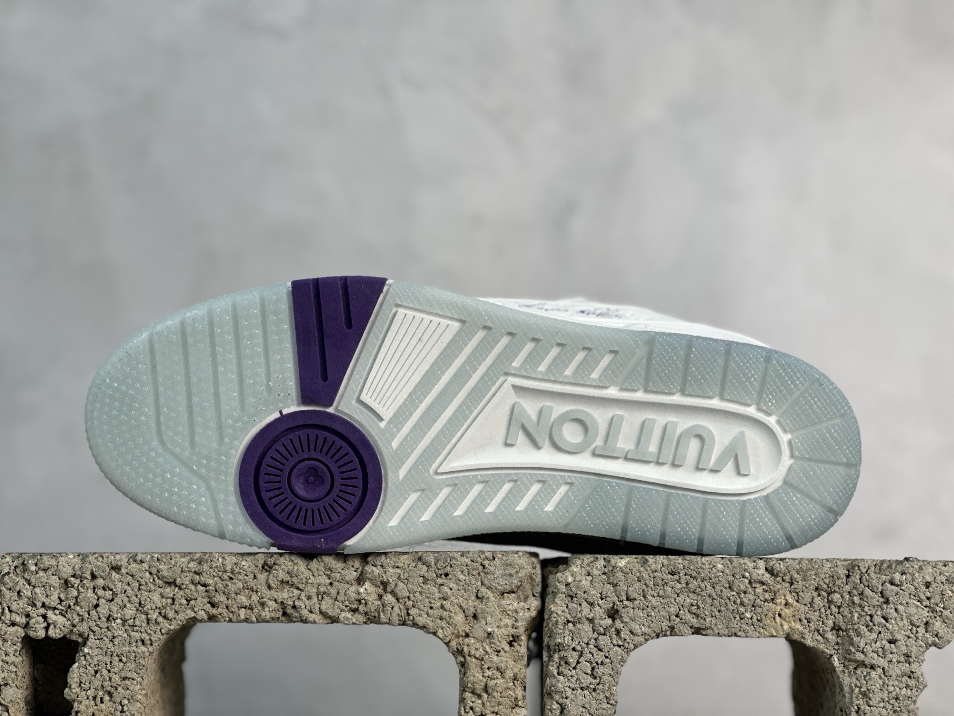 💰220 放店私
Louis Vuitton 路易威登 LV Trainer 低帮休闲板鞋 
海淘代购同渠道品质 高端零售 外贸充正专供 原版购入开发 ZP级全套包装 完美楦型 正确卡色 大底TPU 质感媲美原版 细节与原版一致 请注意区分市面通货材 
尺码： 36-46
编码：33