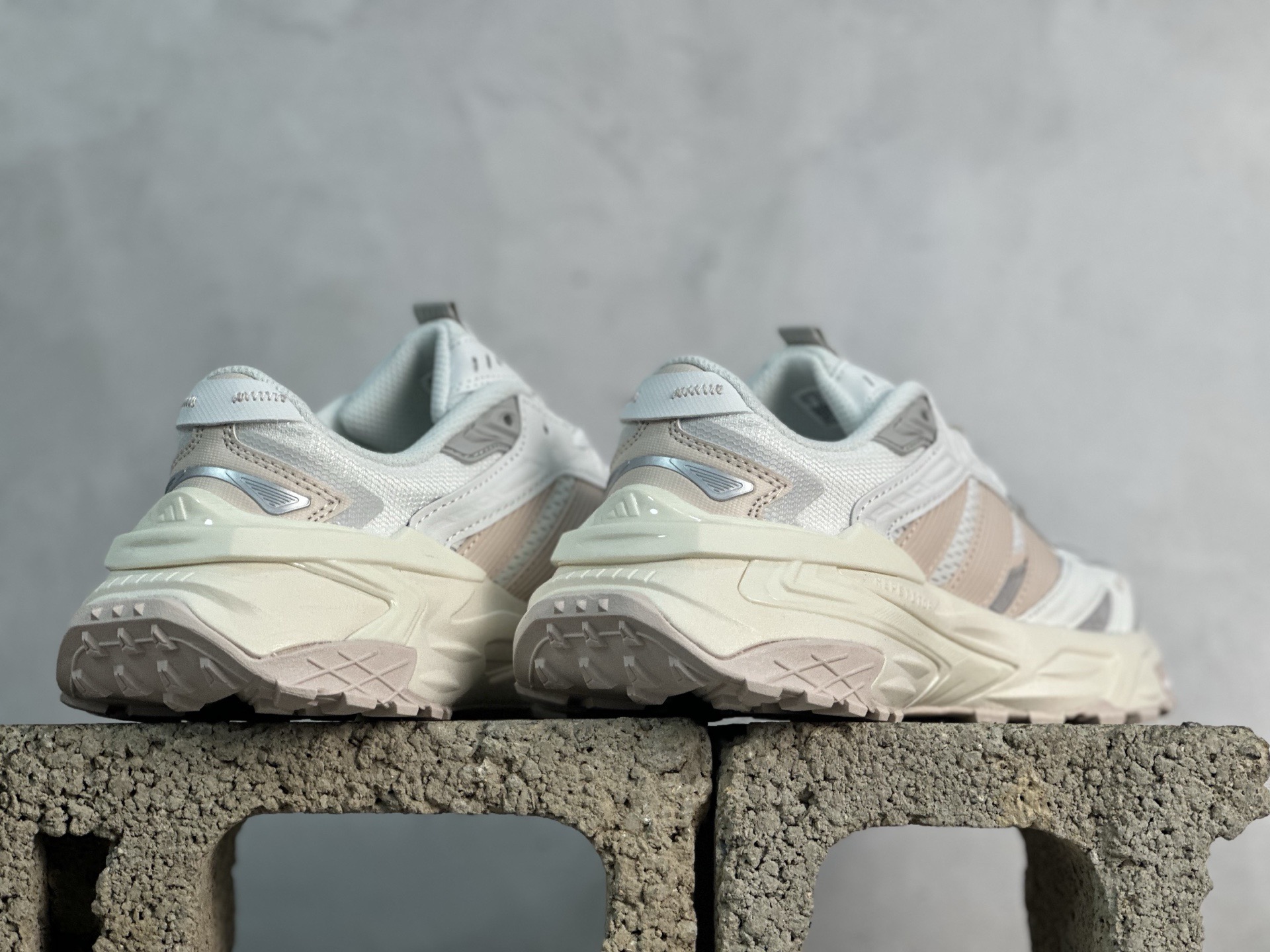 💰180 放店私
XS版Adidas XLG Storm Edge 阿迪复古透气休闲老爹鞋
货号：JQ4085
尺码：35.5 36 36.5 37 38 38.5 39 40 40.5 41 42 42.5 43 44 44.5 45