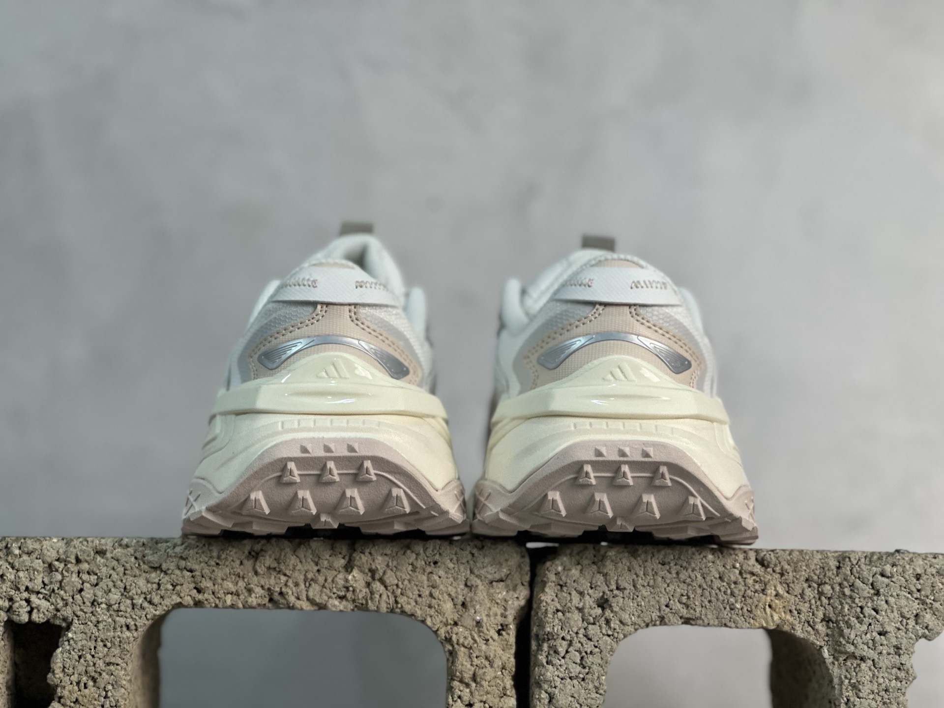 💰180 放店私
XS版Adidas XLG Storm Edge 阿迪复古透气休闲老爹鞋
货号：JQ4085
尺码：35.5 36 36.5 37 38 38.5 39 40 40.5 41 42 42.5 43 44 44.5 45