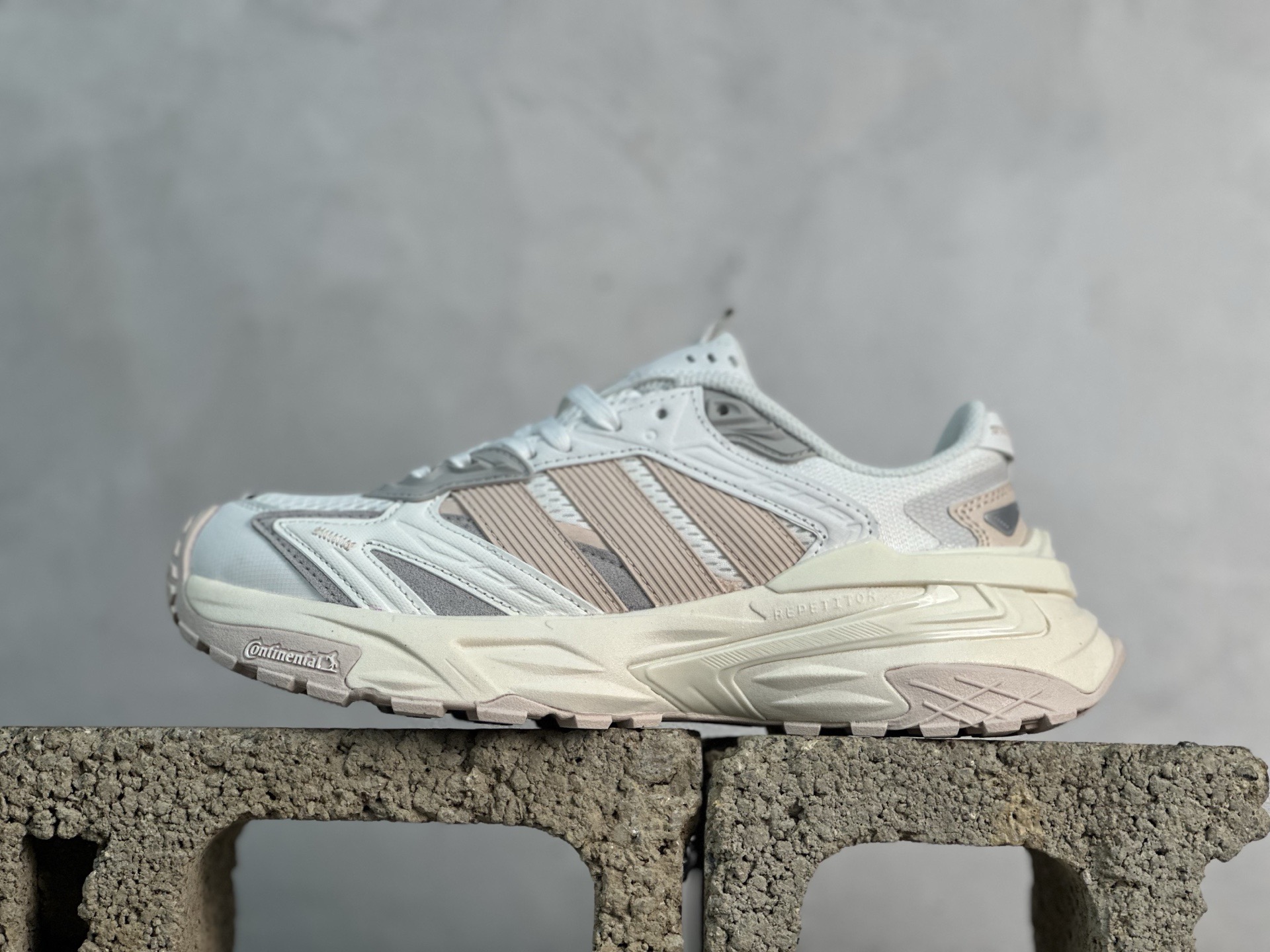 💰180 放店私
XS版Adidas XLG Storm Edge 阿迪复古透气休闲老爹鞋
货号：JQ4085
尺码：35.5 36 36.5 37 38 38.5 39 40 40.5 41 42 42.5 43 44 44.5 45