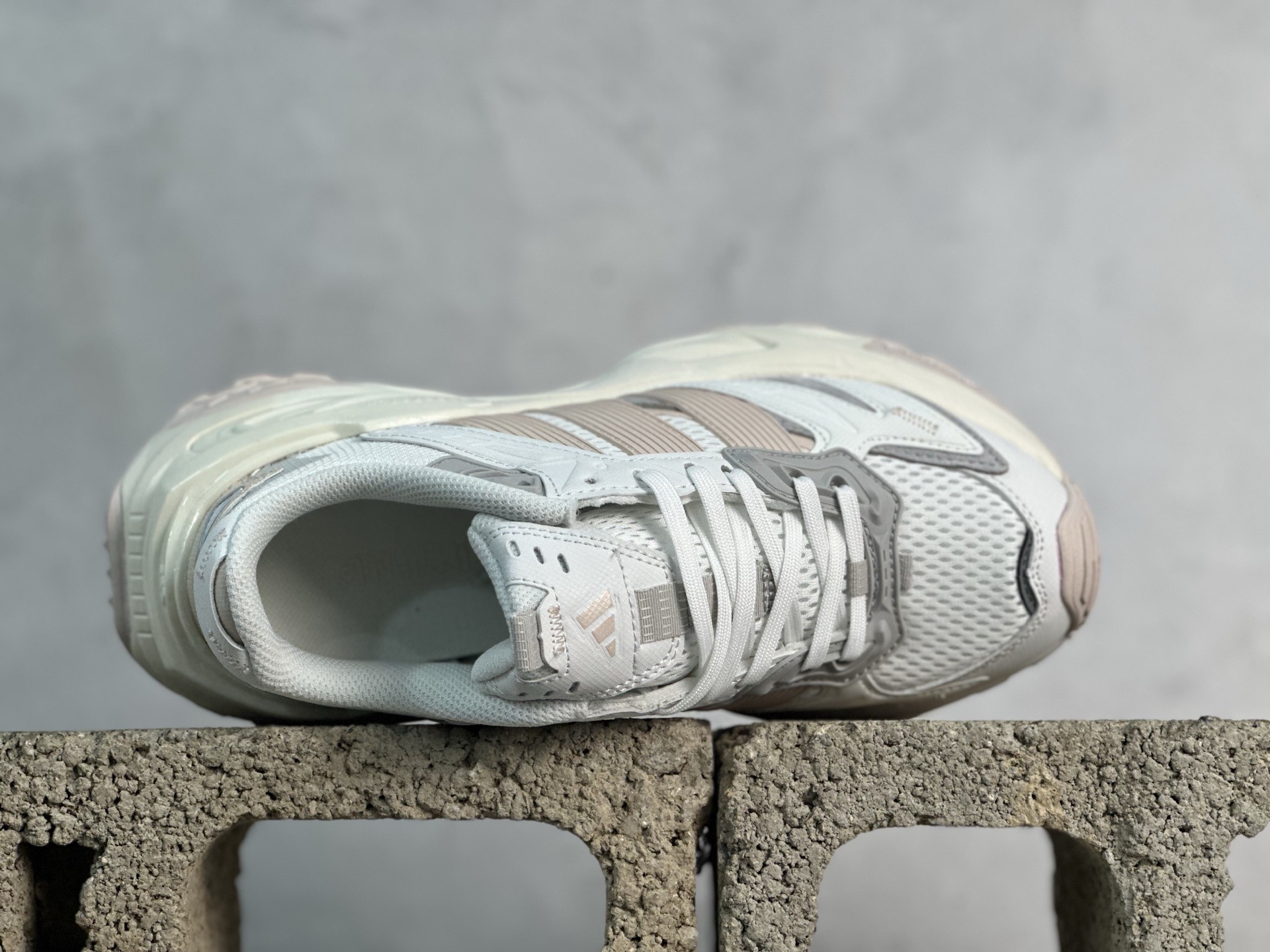 💰180 放店私
XS版Adidas XLG Storm Edge 阿迪复古透气休闲老爹鞋
货号：JQ4085
尺码：35.5 36 36.5 37 38 38.5 39 40 40.5 41 42 42.5 43 44 44.5 45