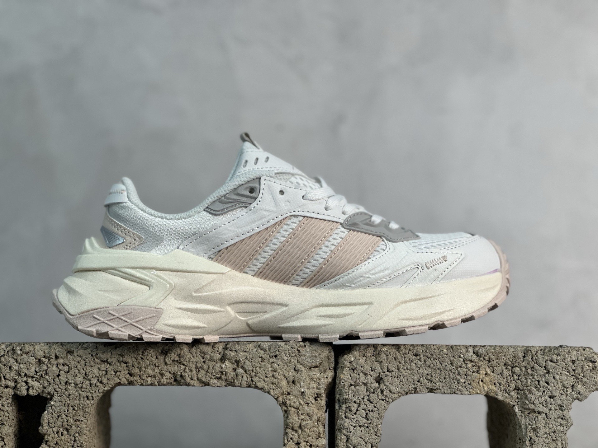 💰180 放店私
XS版Adidas XLG Storm Edge 阿迪复古透气休闲老爹鞋
货号：JQ4085
尺码：35.5 36 36.5 37 38 38.5 39 40 40.5 41 42 42.5 43 44 44.5 45