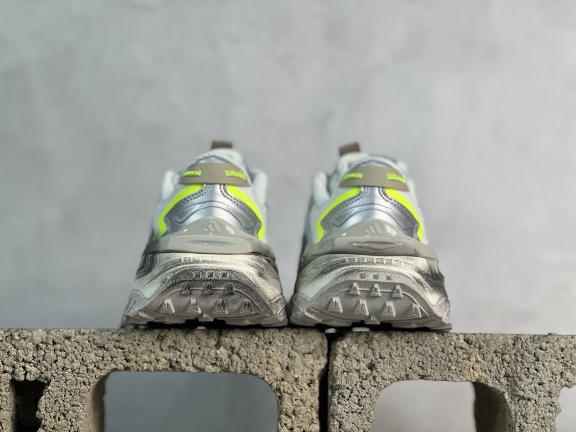 💰180 放店私
XS版Adidas XLG Storm Edge 阿迪复古透气休闲老爹鞋
货号：JQ1667
尺码：35.5 36 36.5 37 38 38.5 39 40 40.5 41 42 42.5 43 44 44.5 45