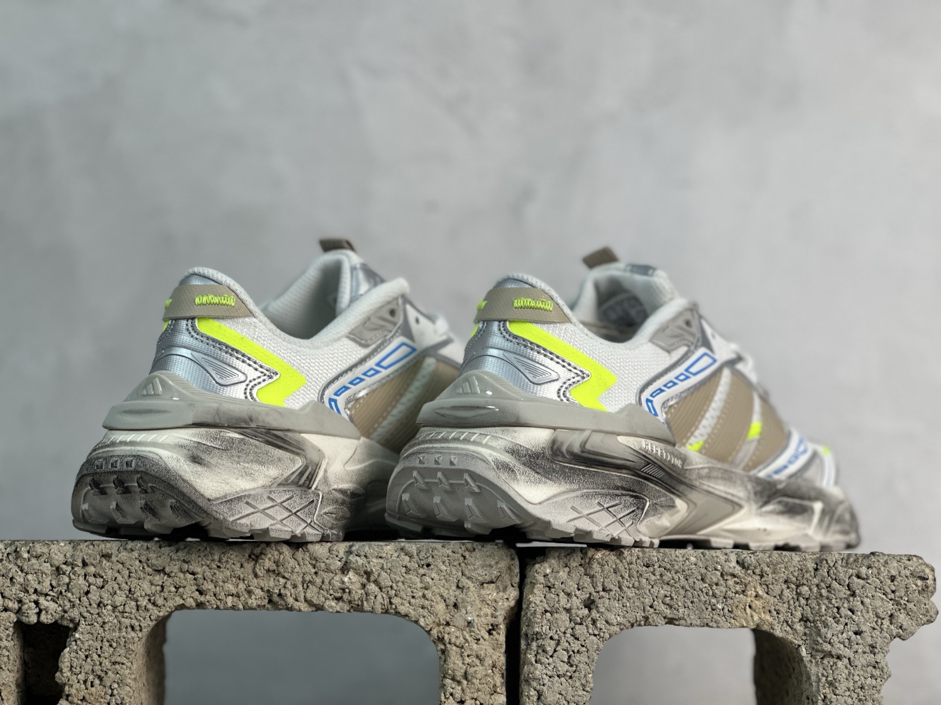 💰180 放店私
XS版Adidas XLG Storm Edge 阿迪复古透气休闲老爹鞋
货号：JQ1667
尺码：35.5 36 36.5 37 38 38.5 39 40 40.5 41 42 42.5 43 44 44.5 45