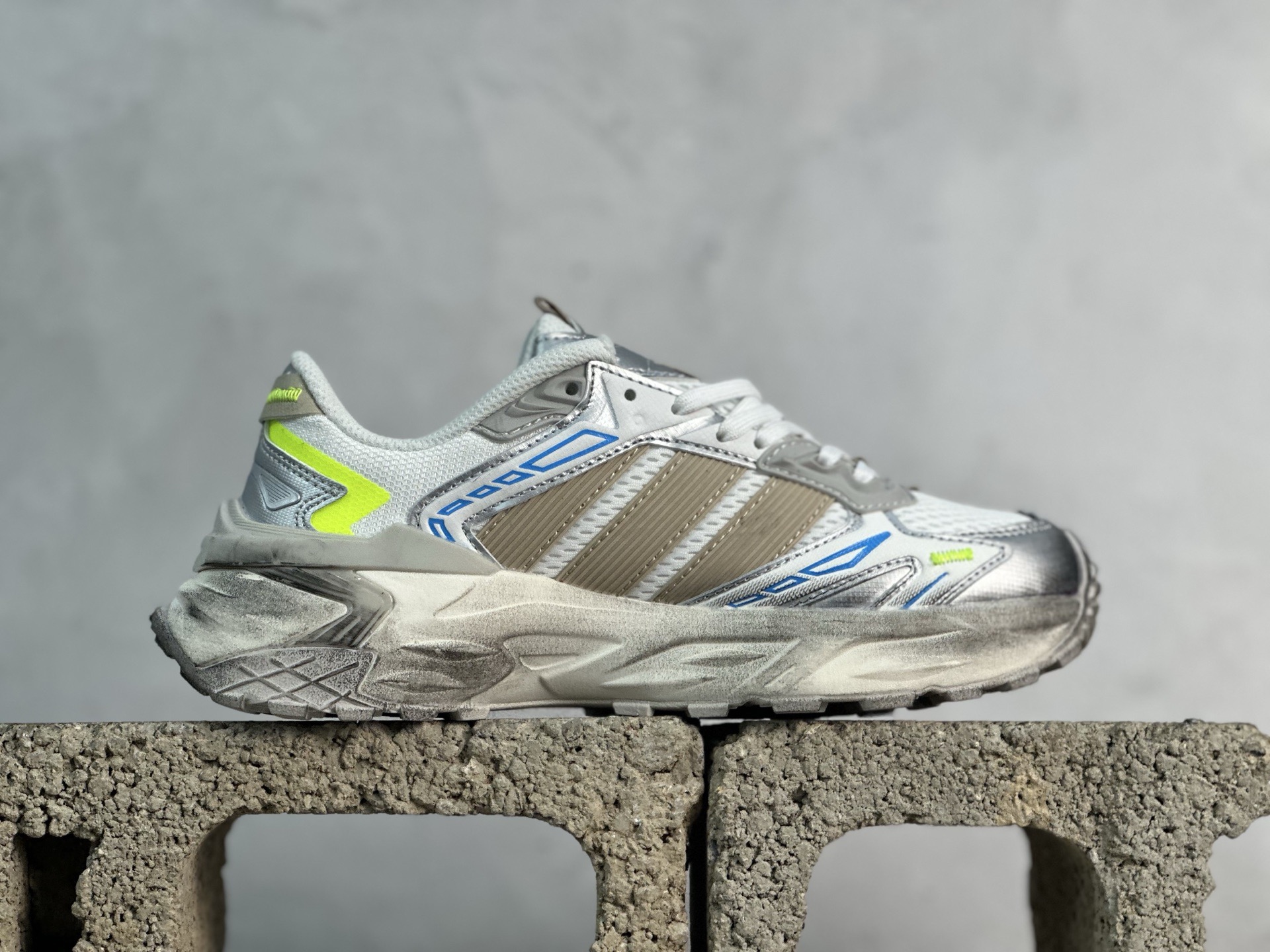 💰180 放店私
XS版Adidas XLG Storm Edge 阿迪复古透气休闲老爹鞋
货号：JQ1667
尺码：35.5 36 36.5 37 38 38.5 39 40 40.5 41 42 42.5 43 44 44.5 45