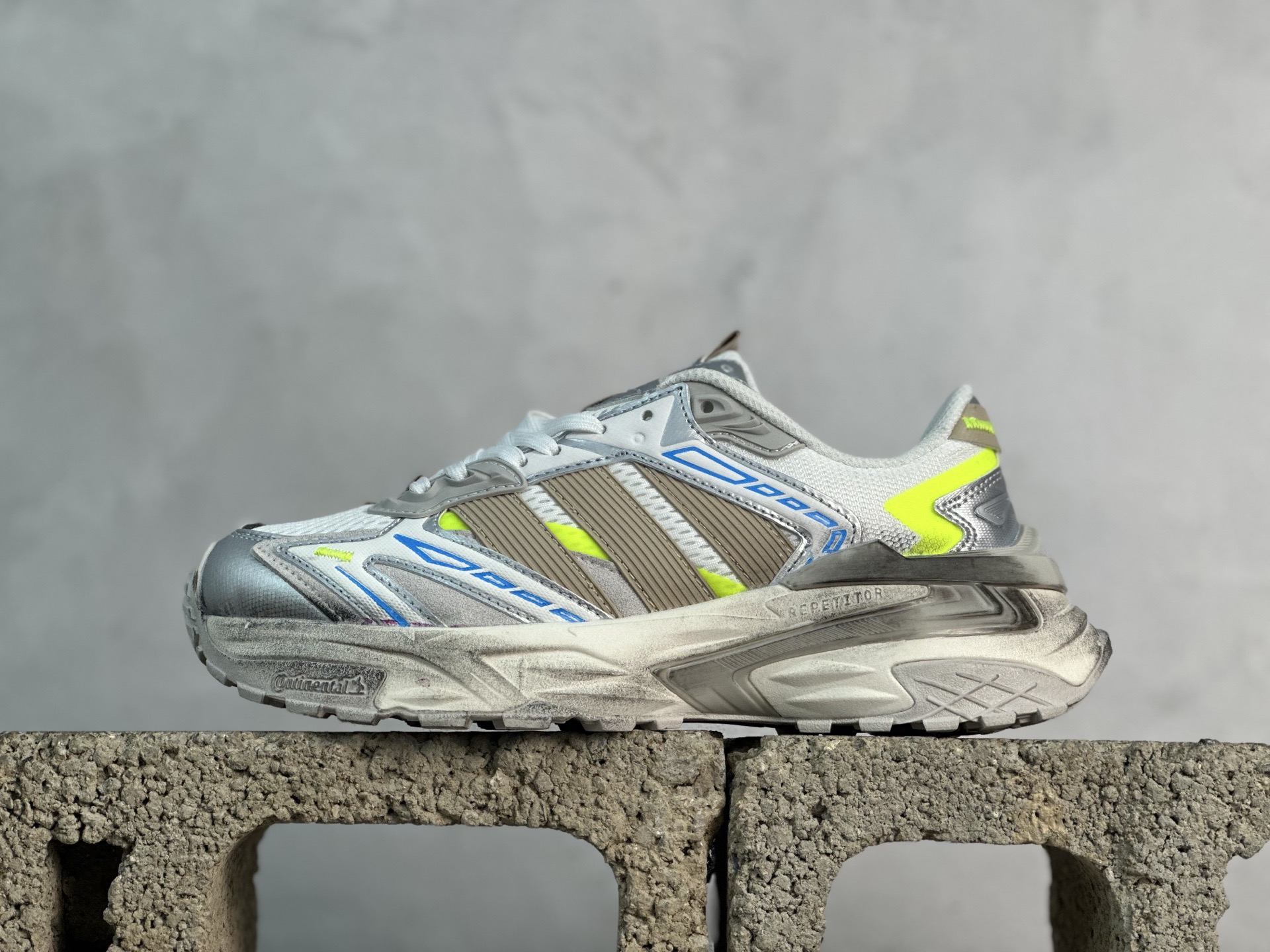 💰180 放店私
XS版Adidas XLG Storm Edge 阿迪复古透气休闲老爹鞋
货号：JQ1667
尺码：35.5 36 36.5 37 38 38.5 39 40 40.5 41 42 42.5 43 44 44.5 45